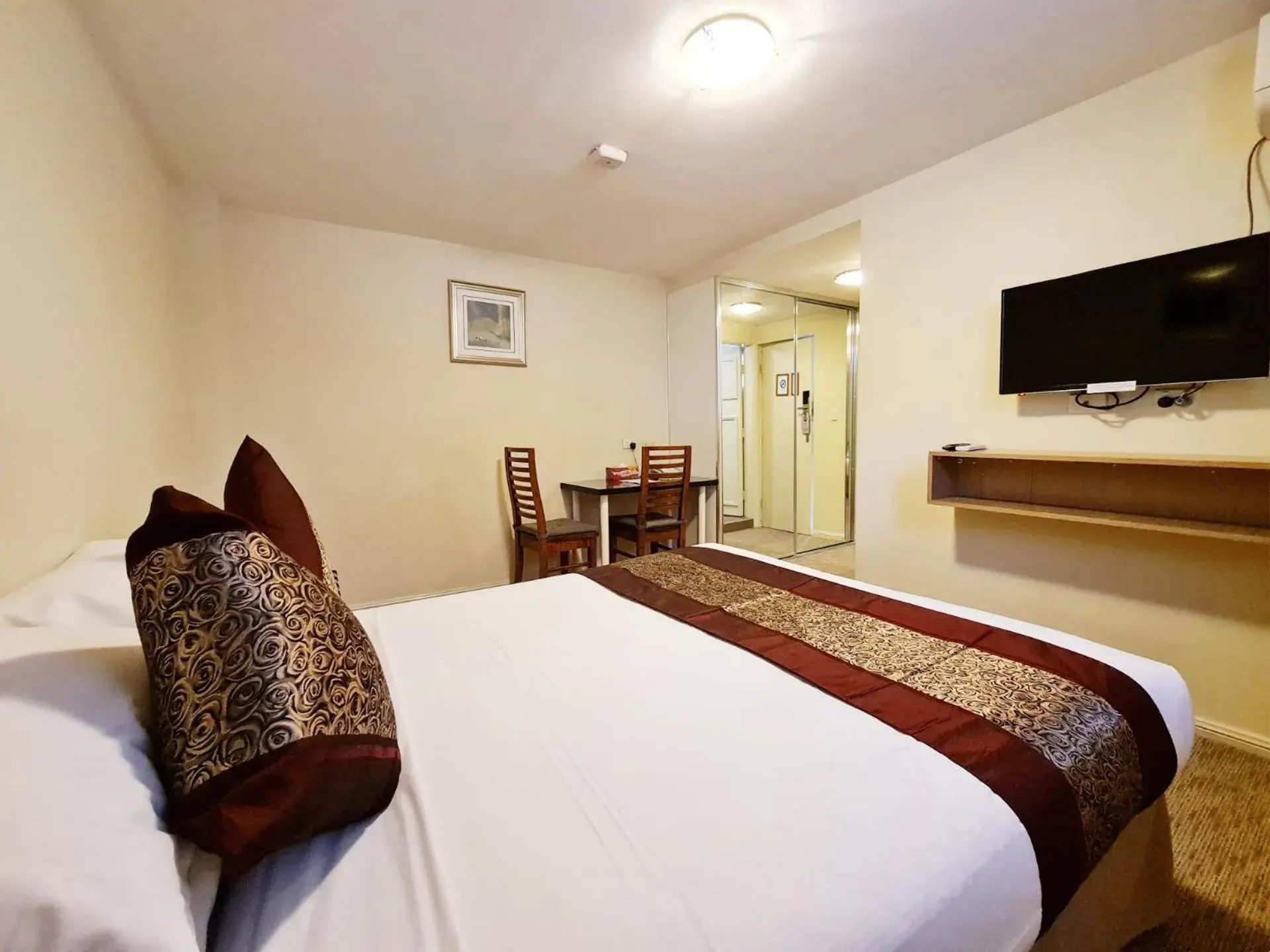 Photo of the whole room, Bed in Twin Towers Inn Photo of the whole room, Bed in Twin Towers Inn