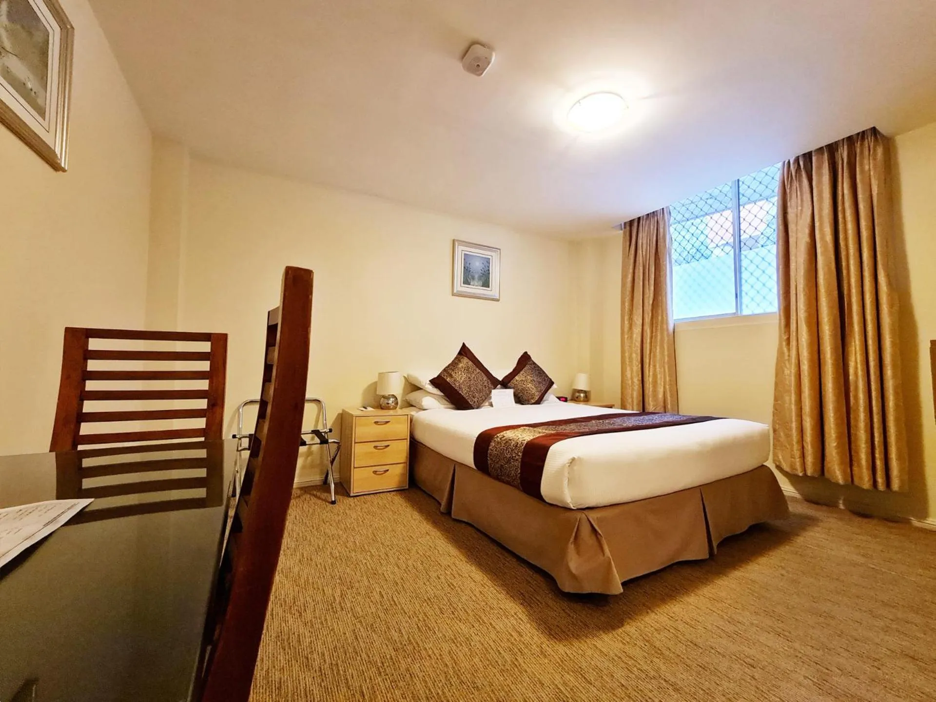 Photo of the whole room, Bed in Twin Towers Inn