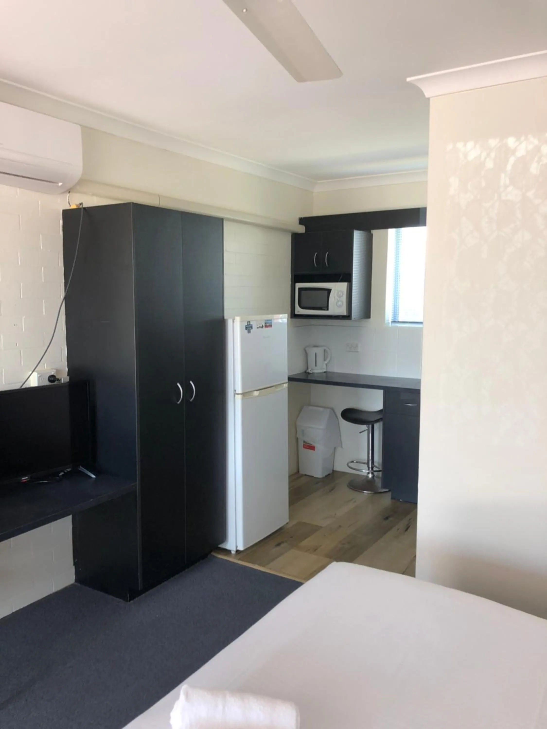 Kitchen or kitchenette in Hervey Bay Motel