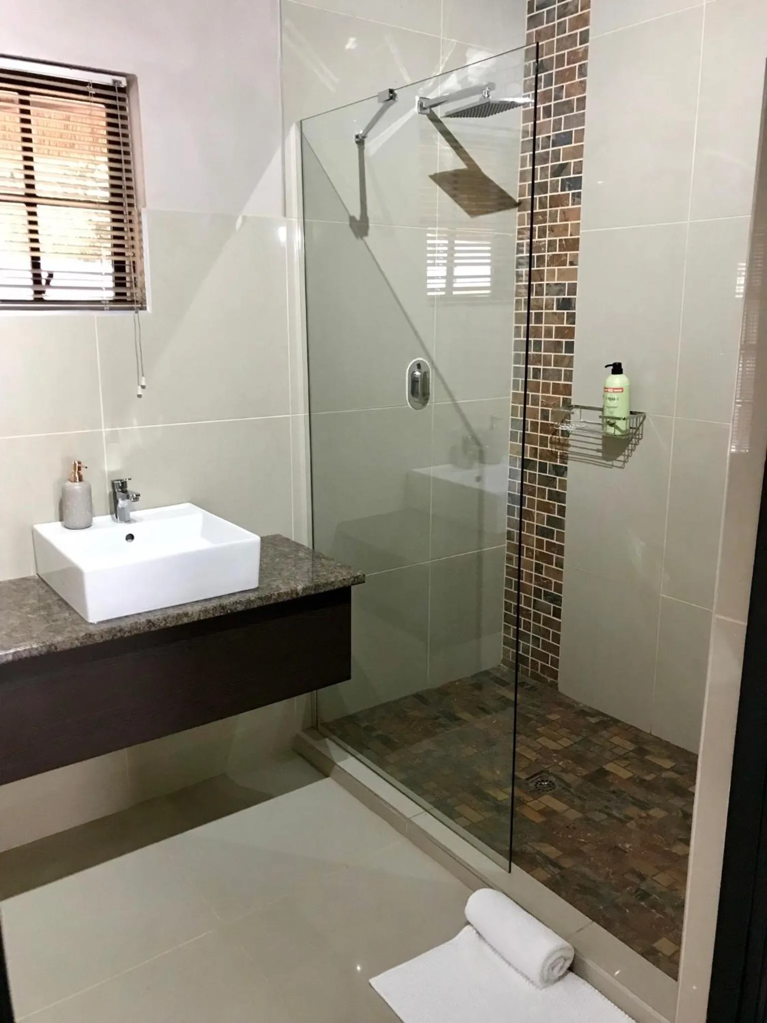 Shower in Aerotropolis Guest Lodge
