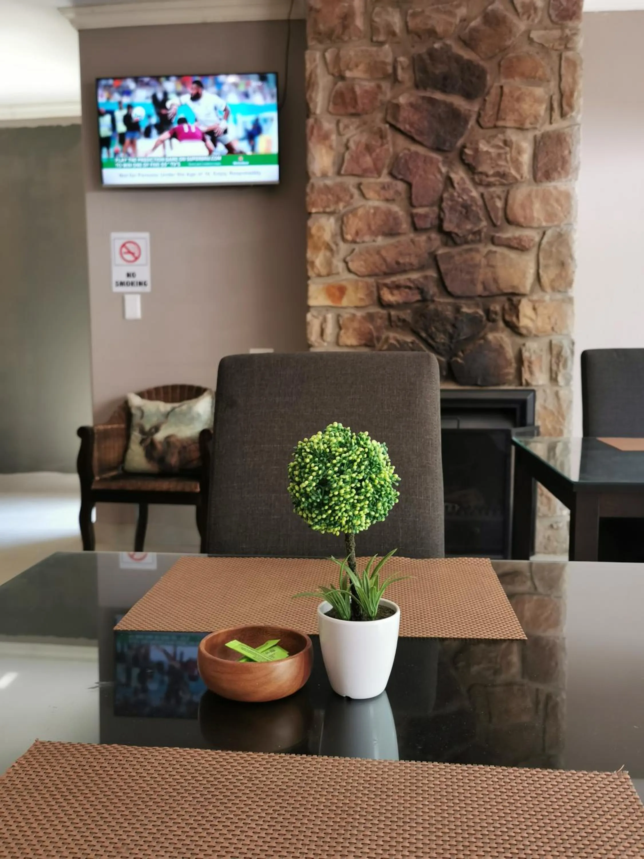 Food and drinks in Aerotropolis Guest Lodge