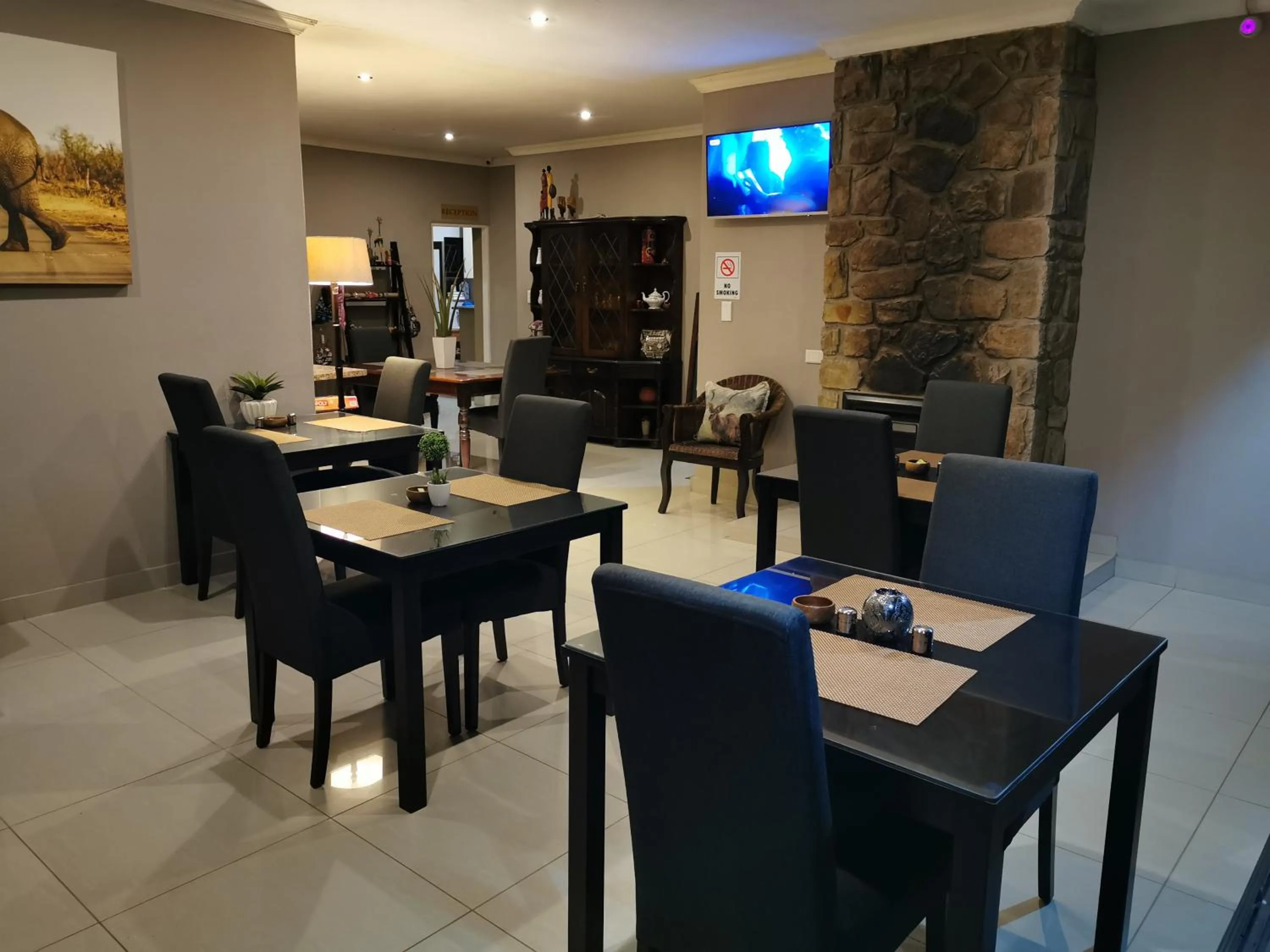 Restaurant/places to eat in Aerotropolis Guest Lodge