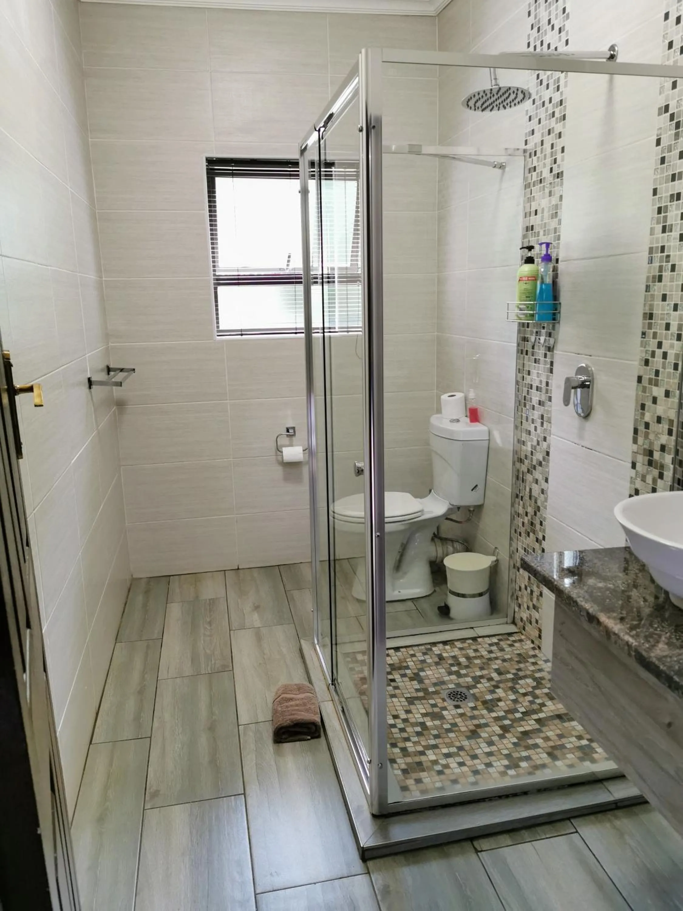 Shower in Aerotropolis Guest Lodge