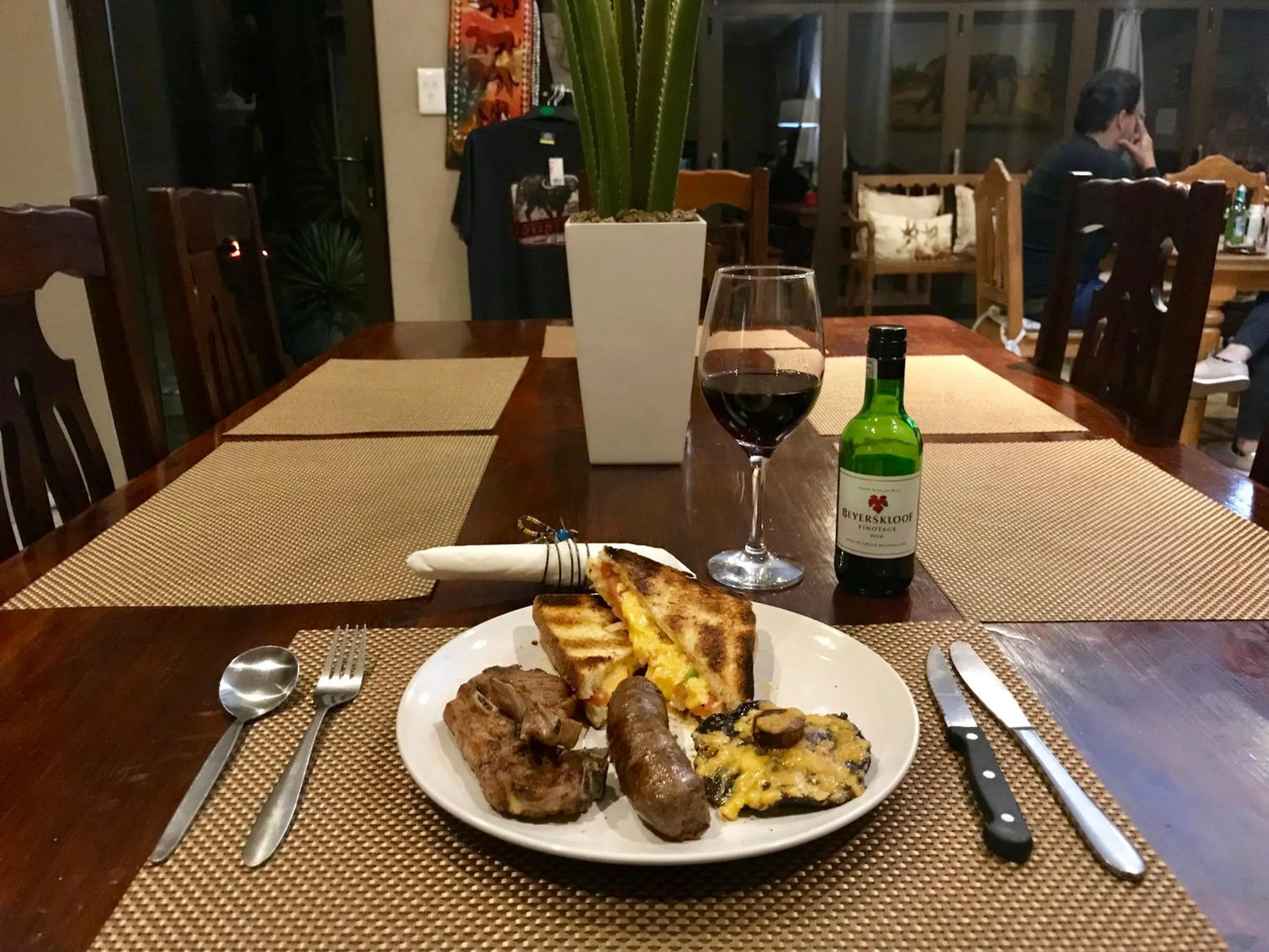 Food and drinks in Aerotropolis Guest Lodge