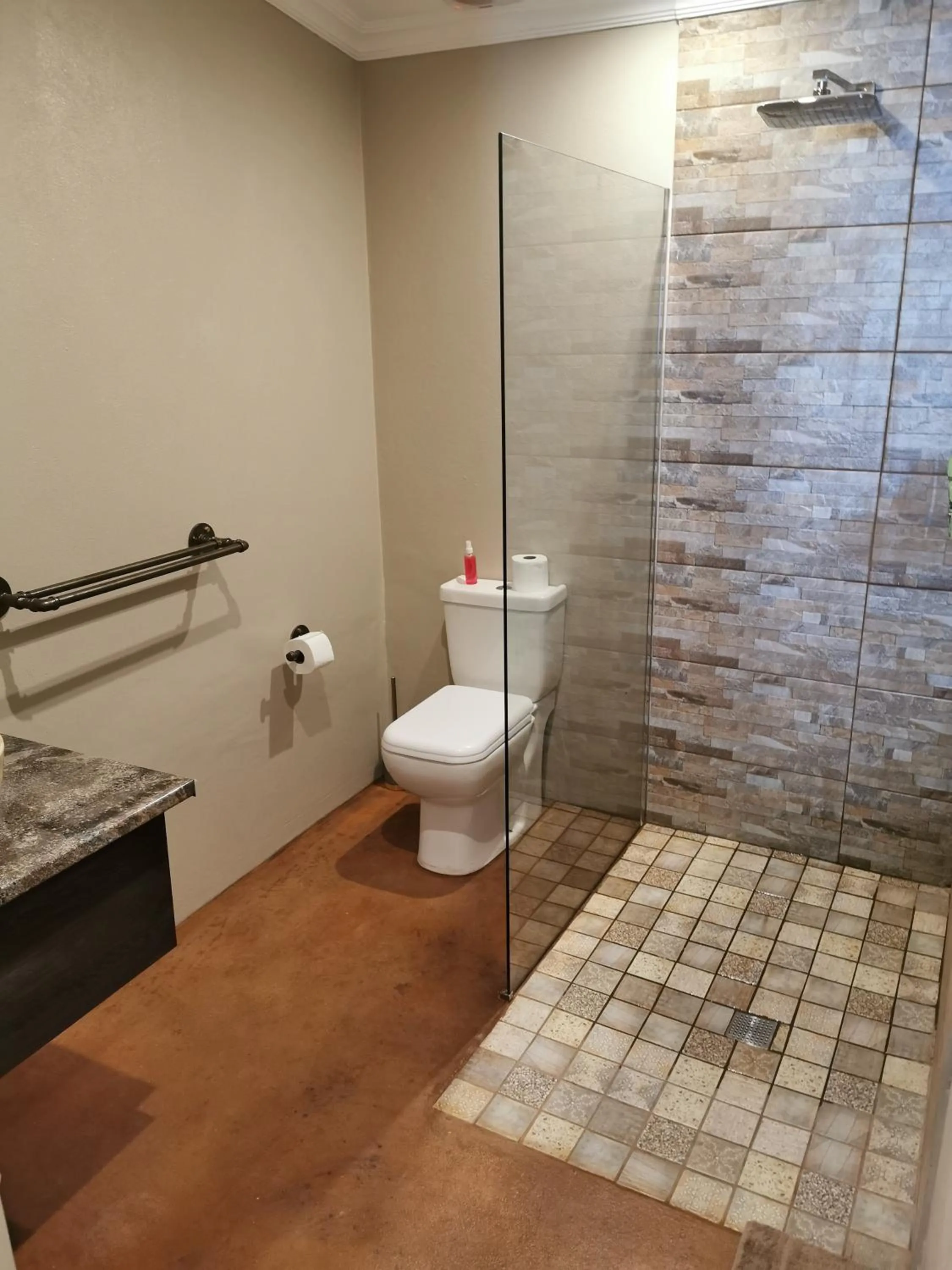 Bathroom in Aerotropolis Guest Lodge