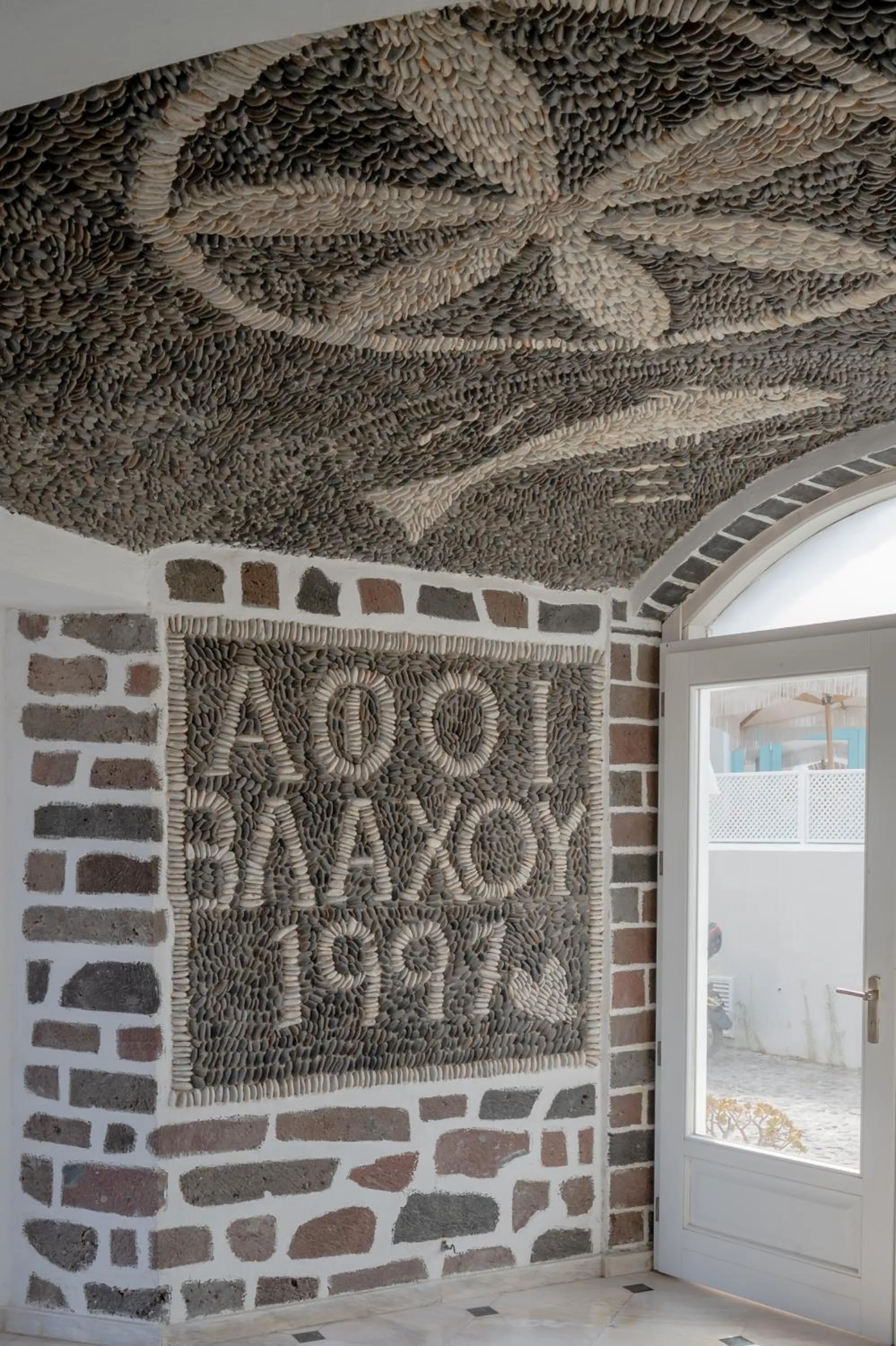 Facade/entrance in Aldea