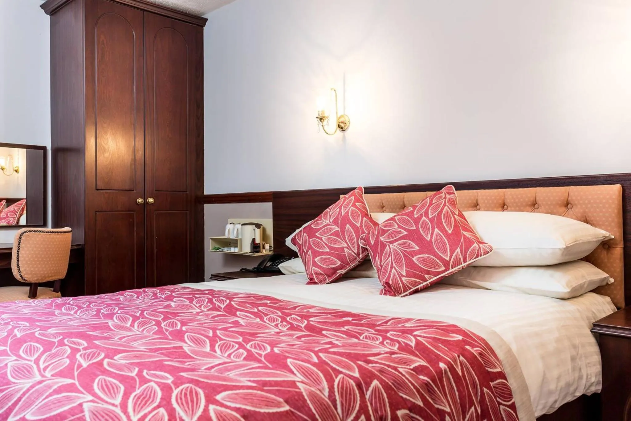 Bed in Penmorvah Manor Hotel