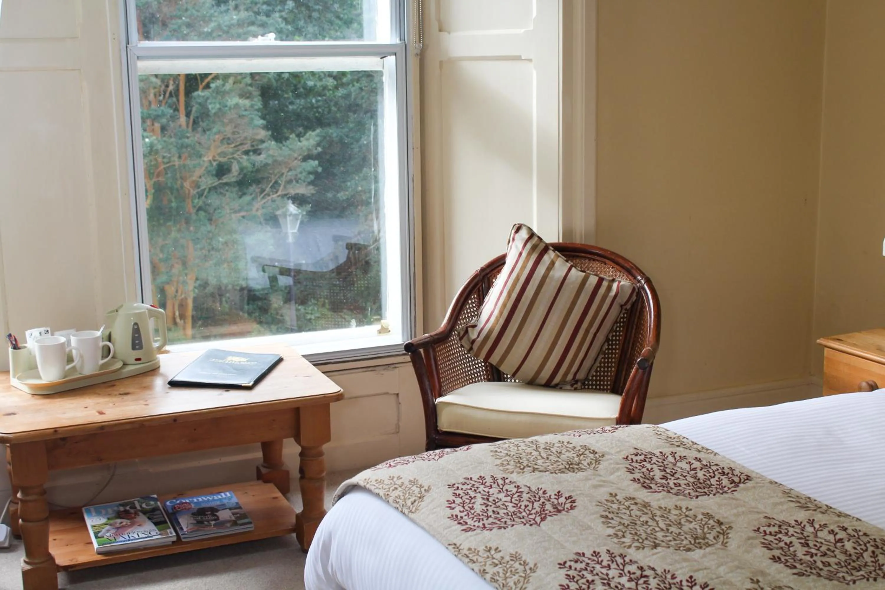Coffee/tea facilities, Bed in Penmorvah Manor Hotel