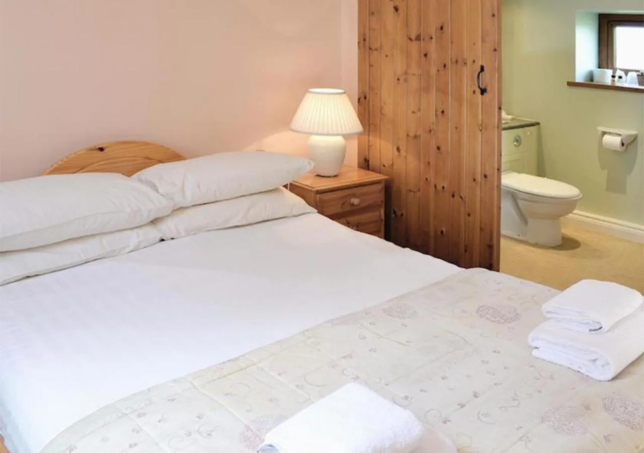 Toilet, Bed in Penmorvah Manor Hotel