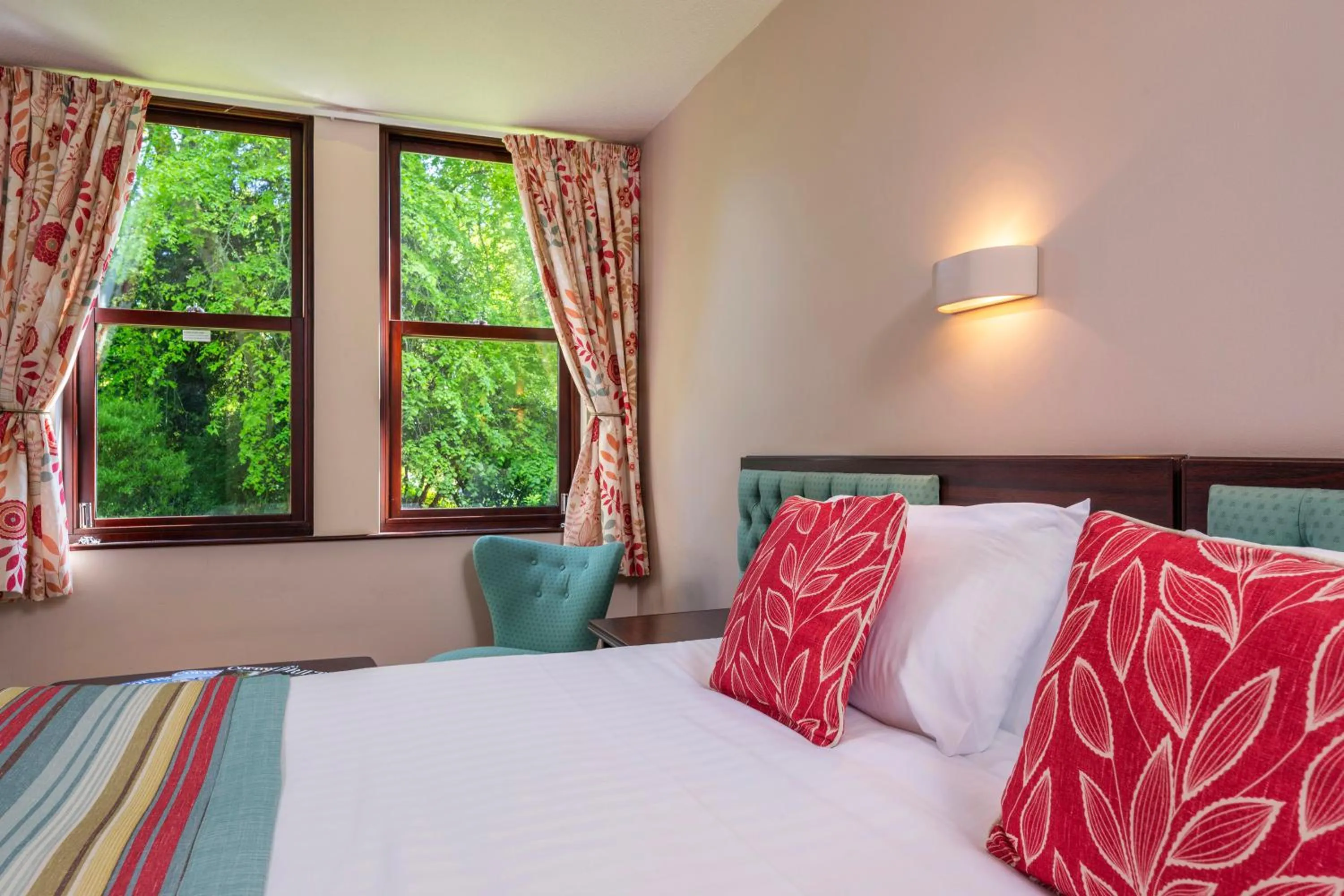 Bed in Penmorvah Manor Hotel