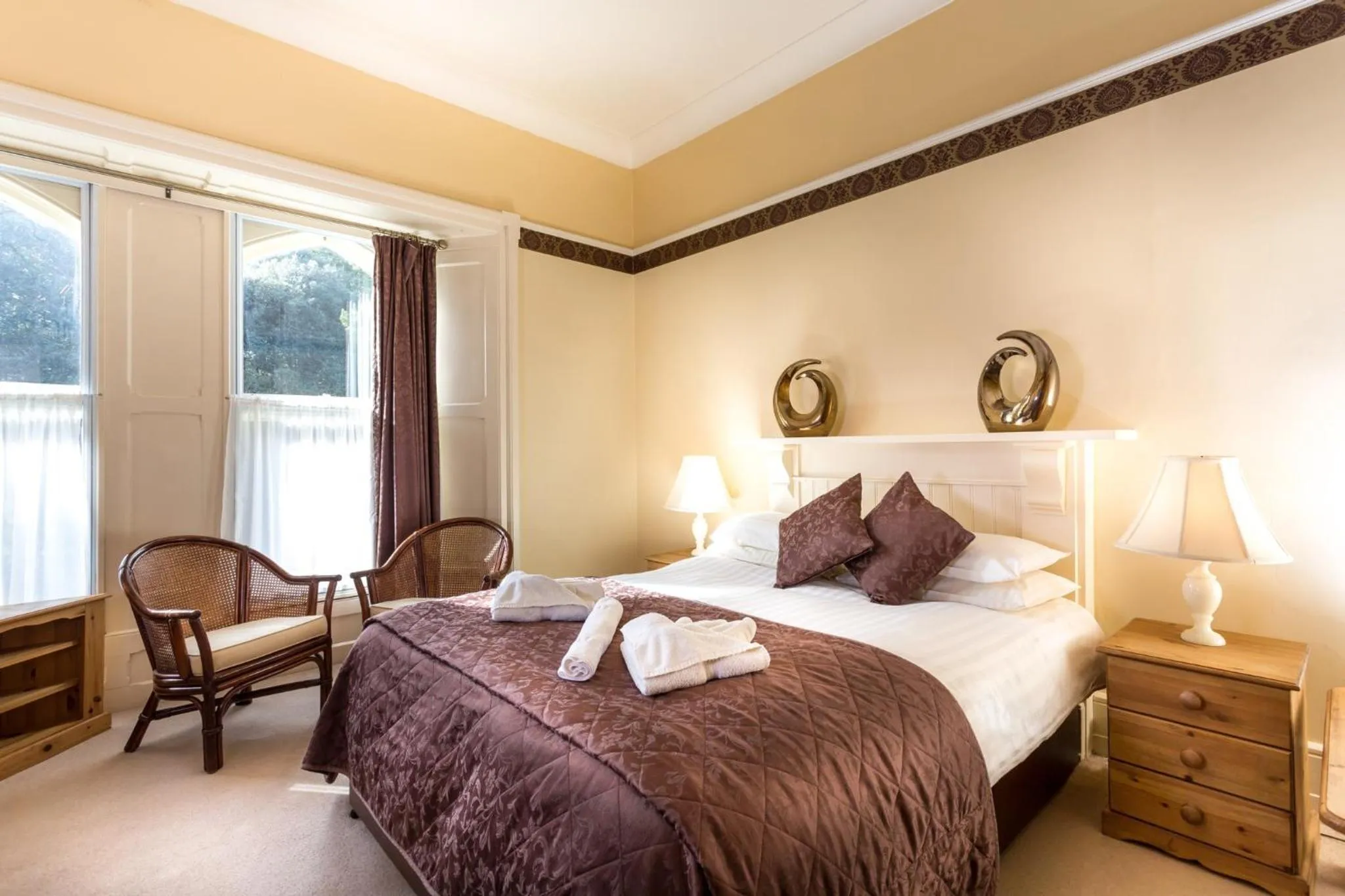 Bed in Penmorvah Manor Hotel