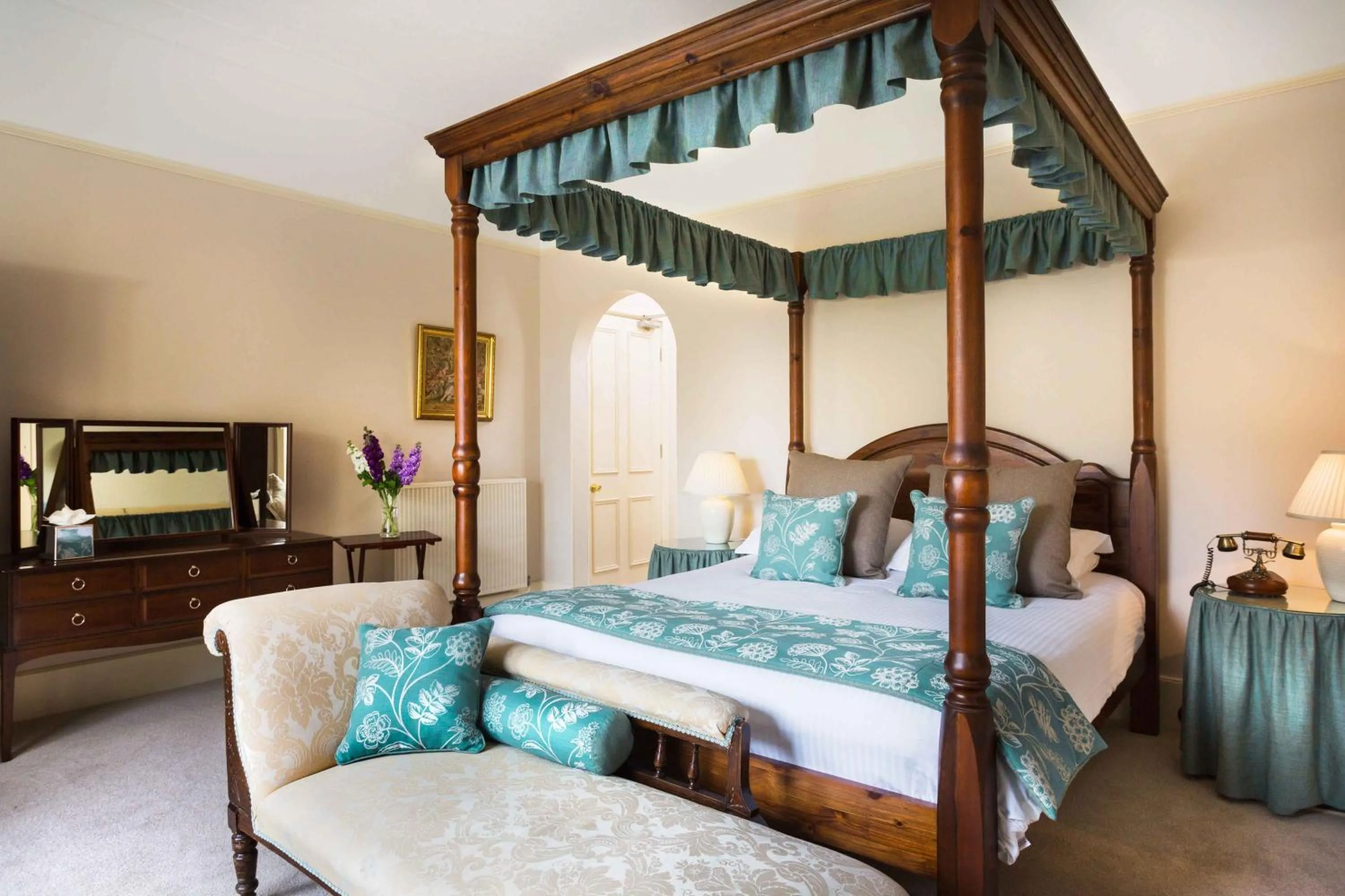 Bed in Penmorvah Manor Hotel