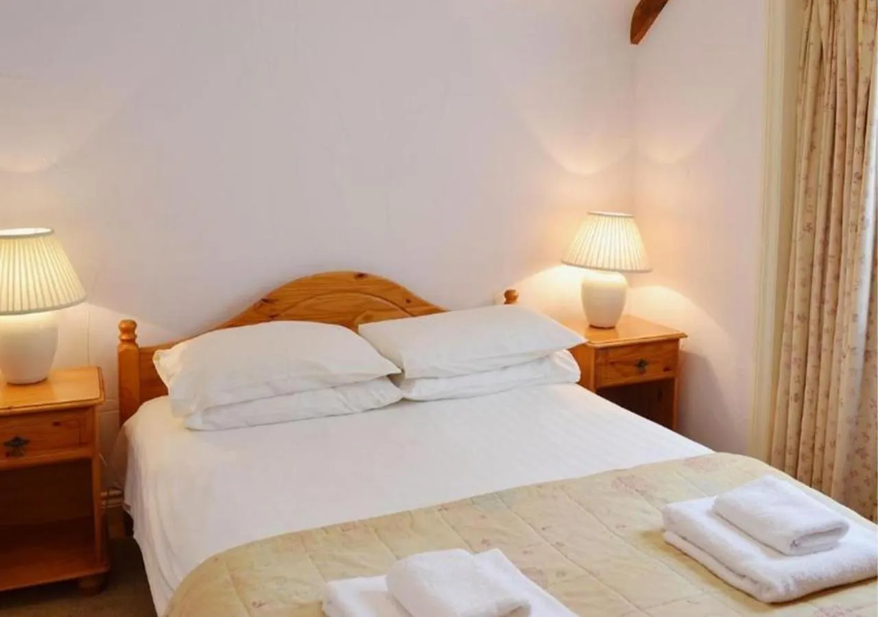 Bed in Penmorvah Manor Hotel