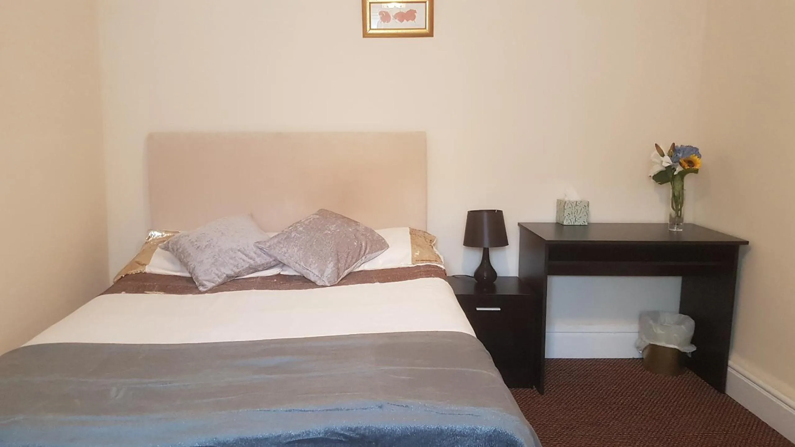 Photo of the whole room, Bed in Arman Lodge House