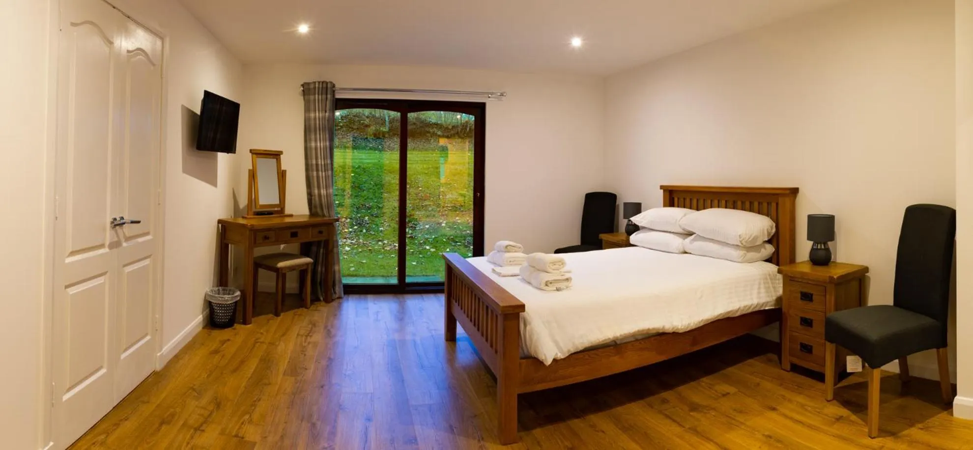 Bedroom, Bed in Moness Resort