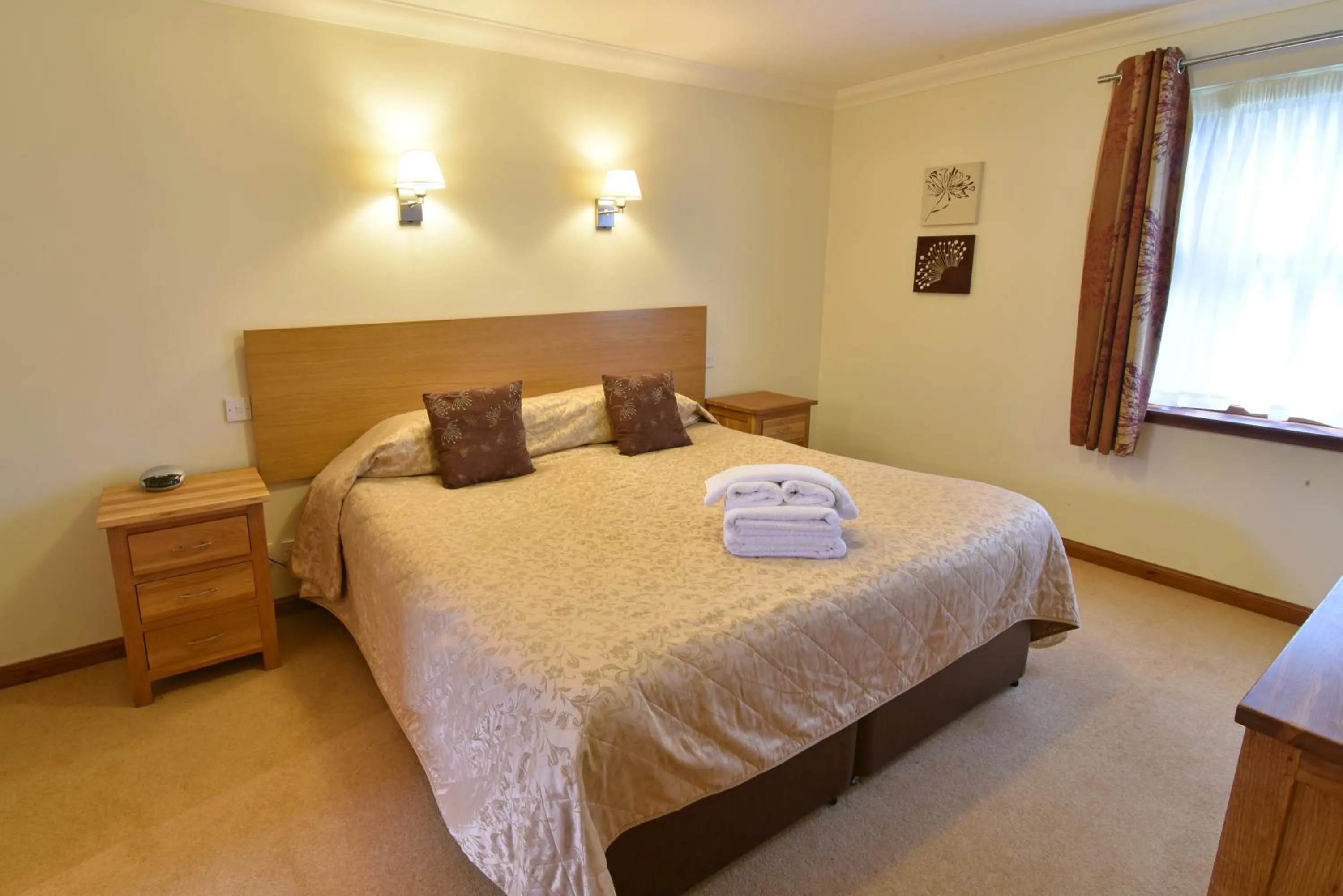 Bedroom, Bed in Moness Resort