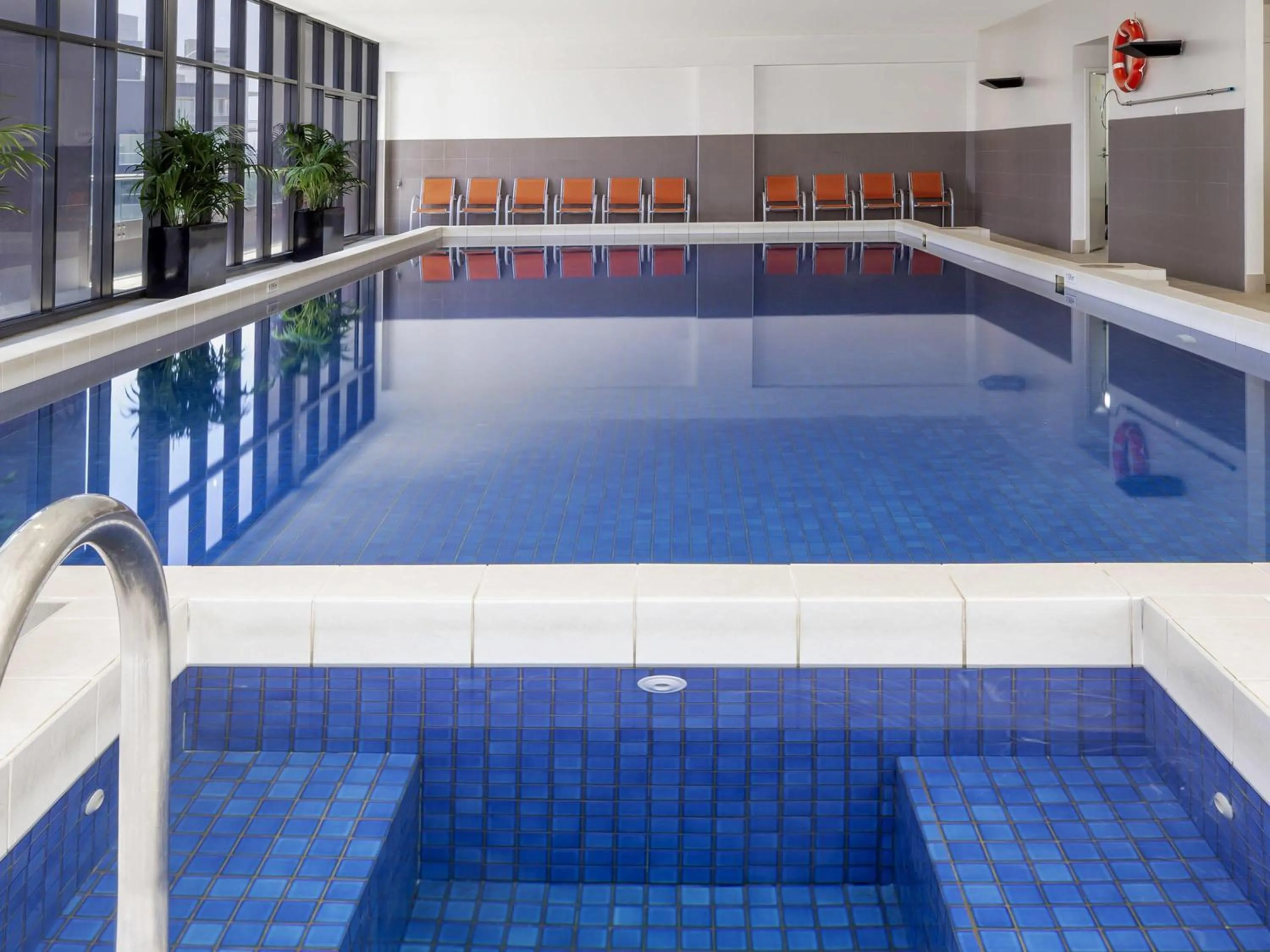 Pool view in Mantra Southbank