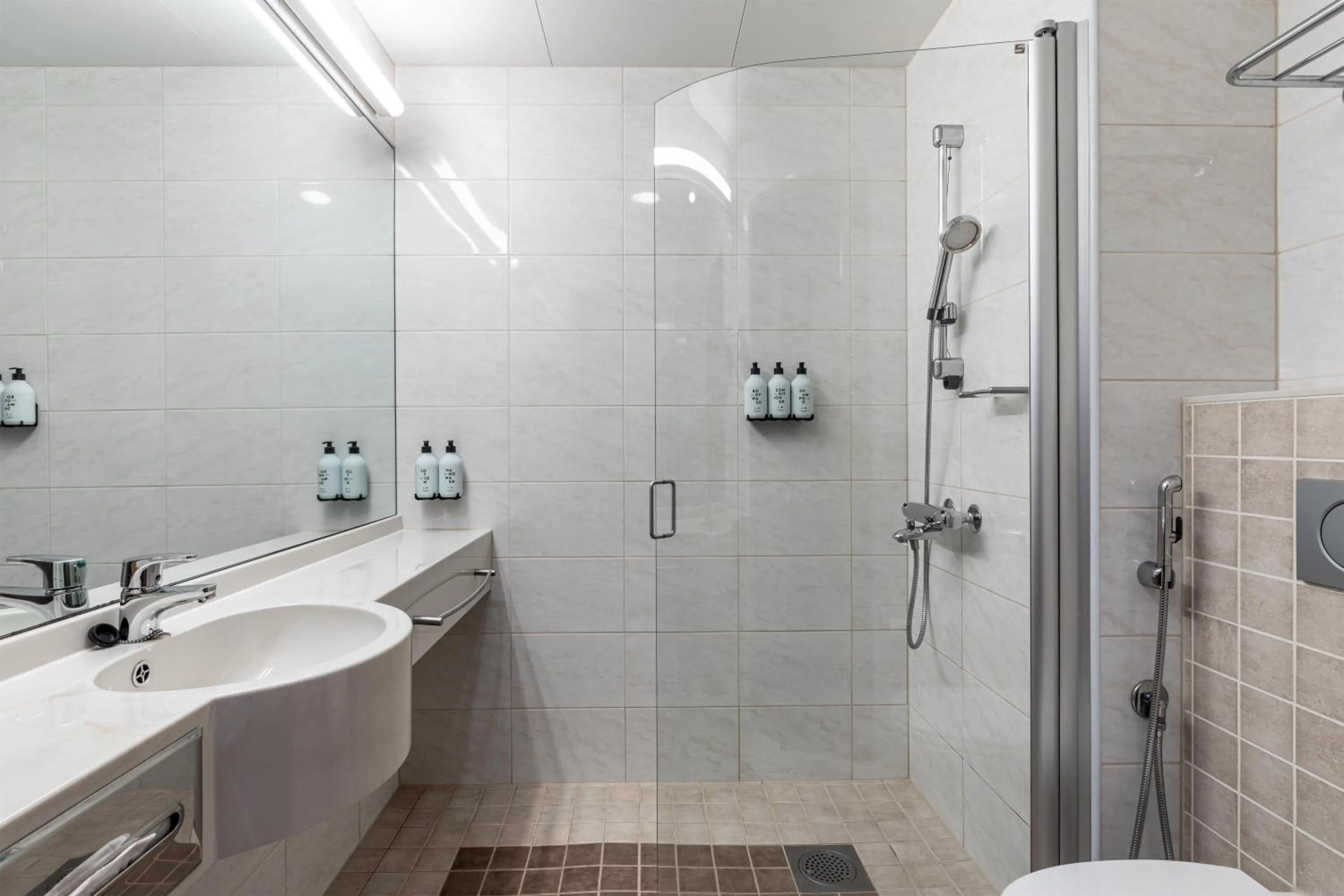 Bathroom in Scandic Oulu City