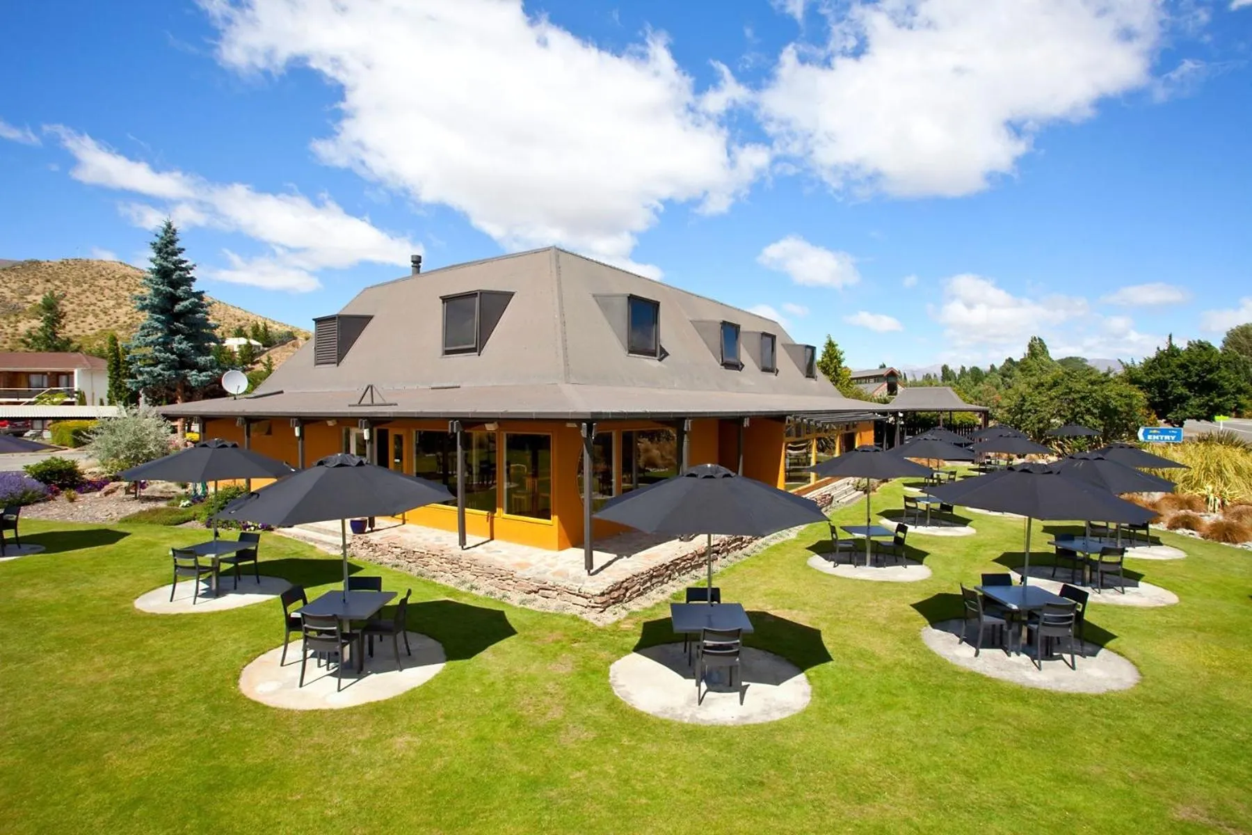 Property building in Distinction Heritage Gateway Hotel