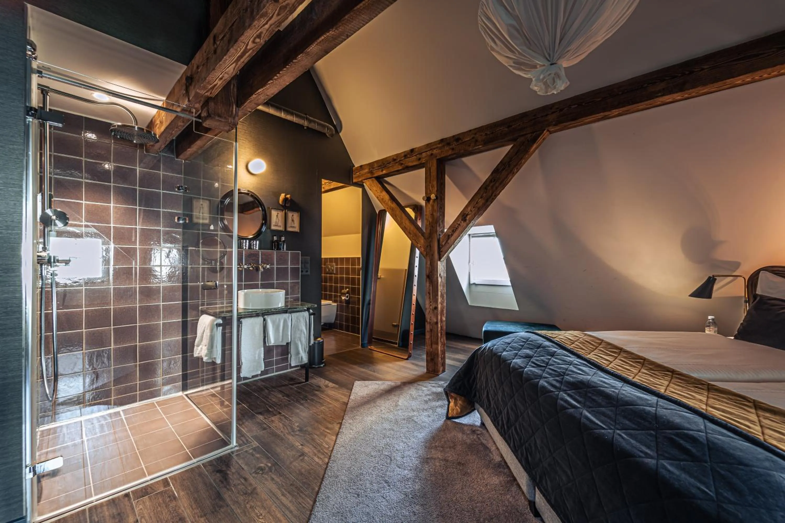 Shower, Bed in Boutique Hotel Spedition a member of DESIGN HOTELS