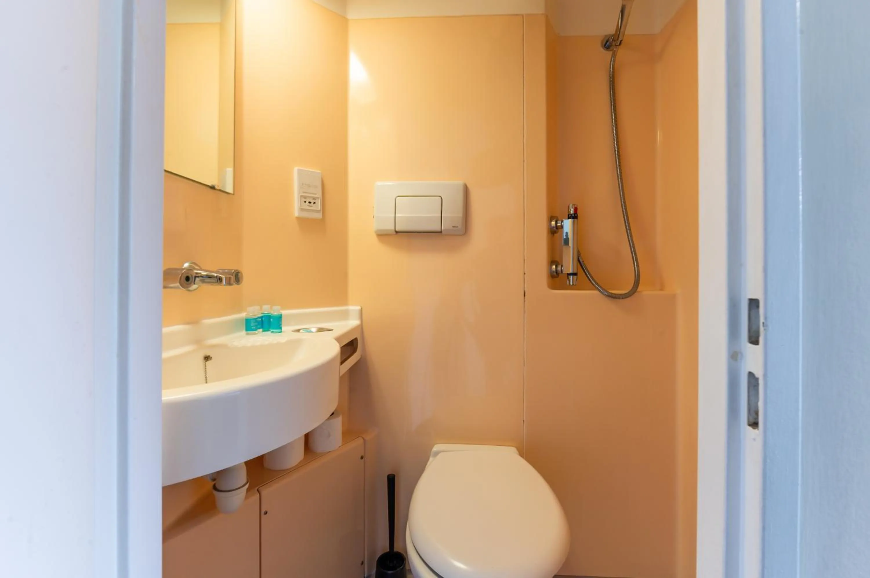 Toilet in Belmont Hotel