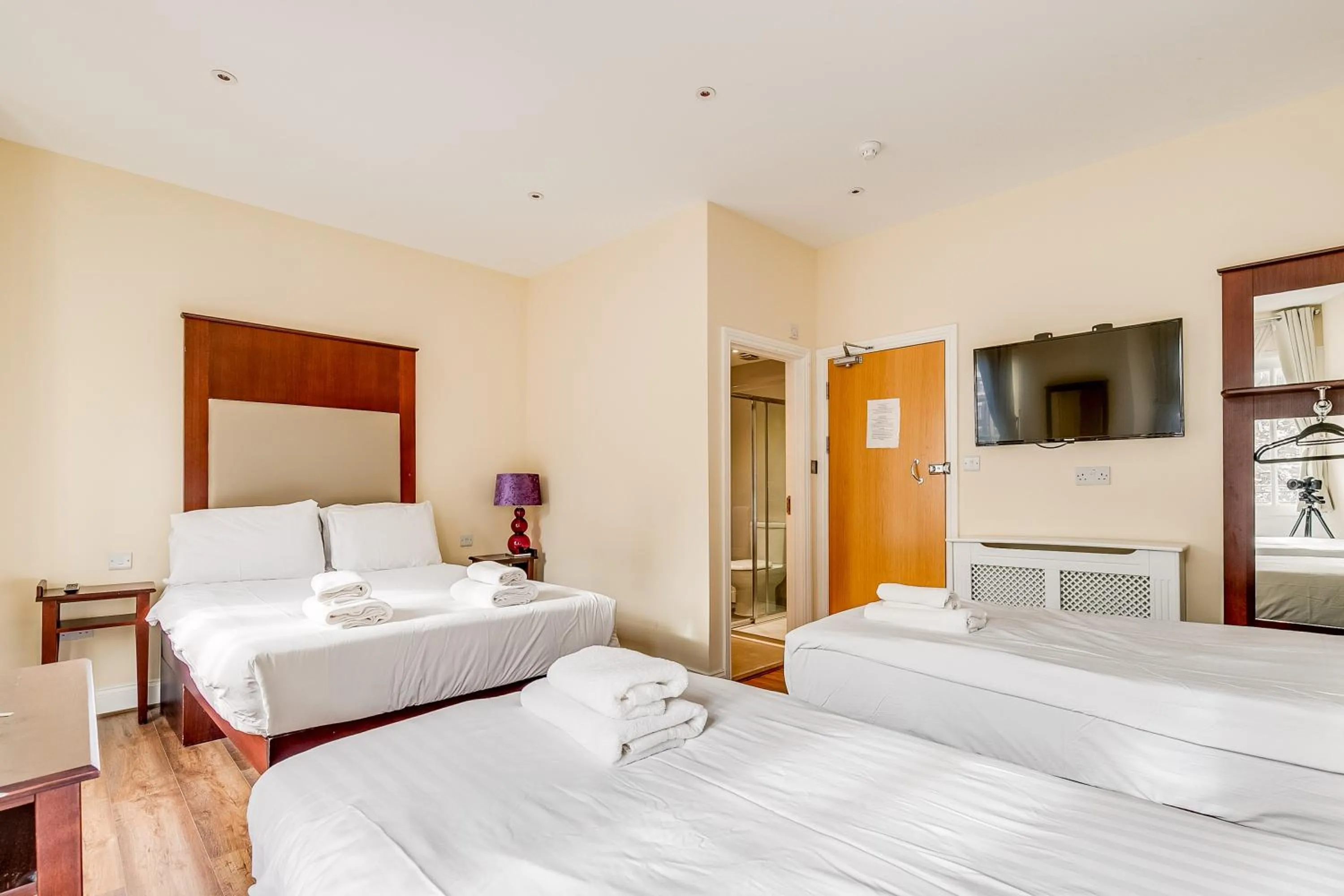 Photo of the whole room, Bed in Belmont Hotel