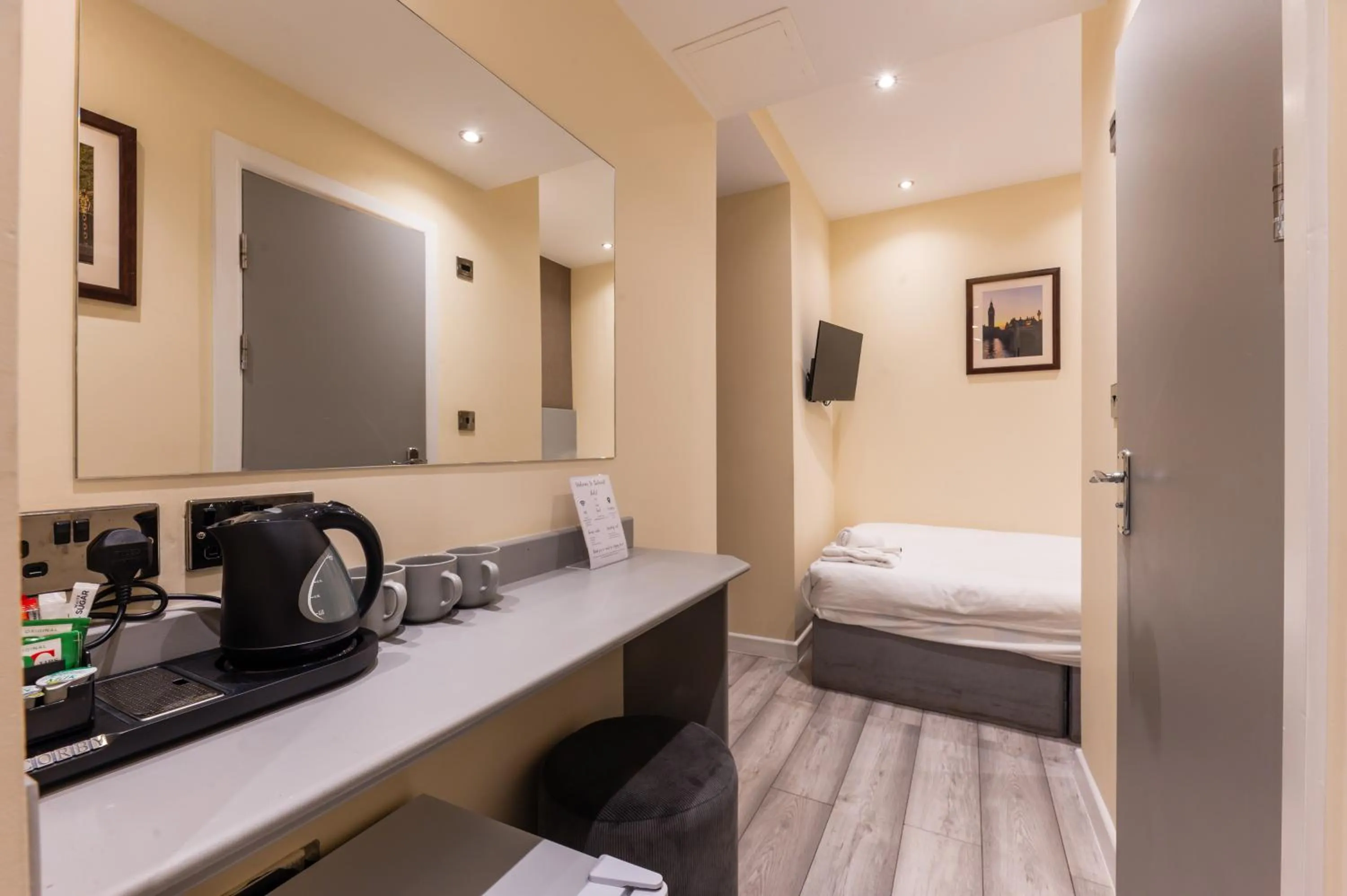 Photo of the whole room, Bed in Belmont Hotel