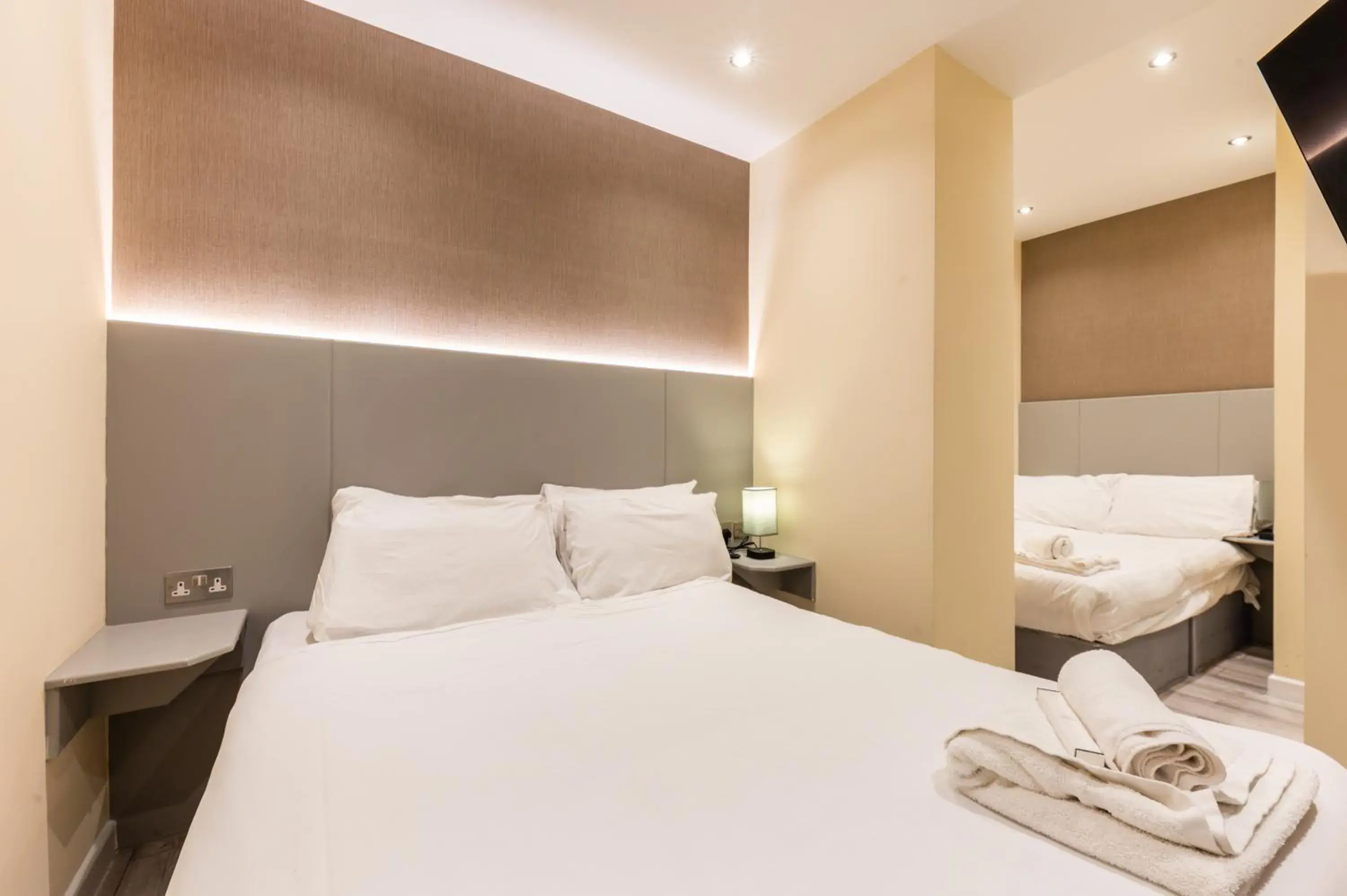 Bed in Belmont Hotel Bed in Belmont Hotel