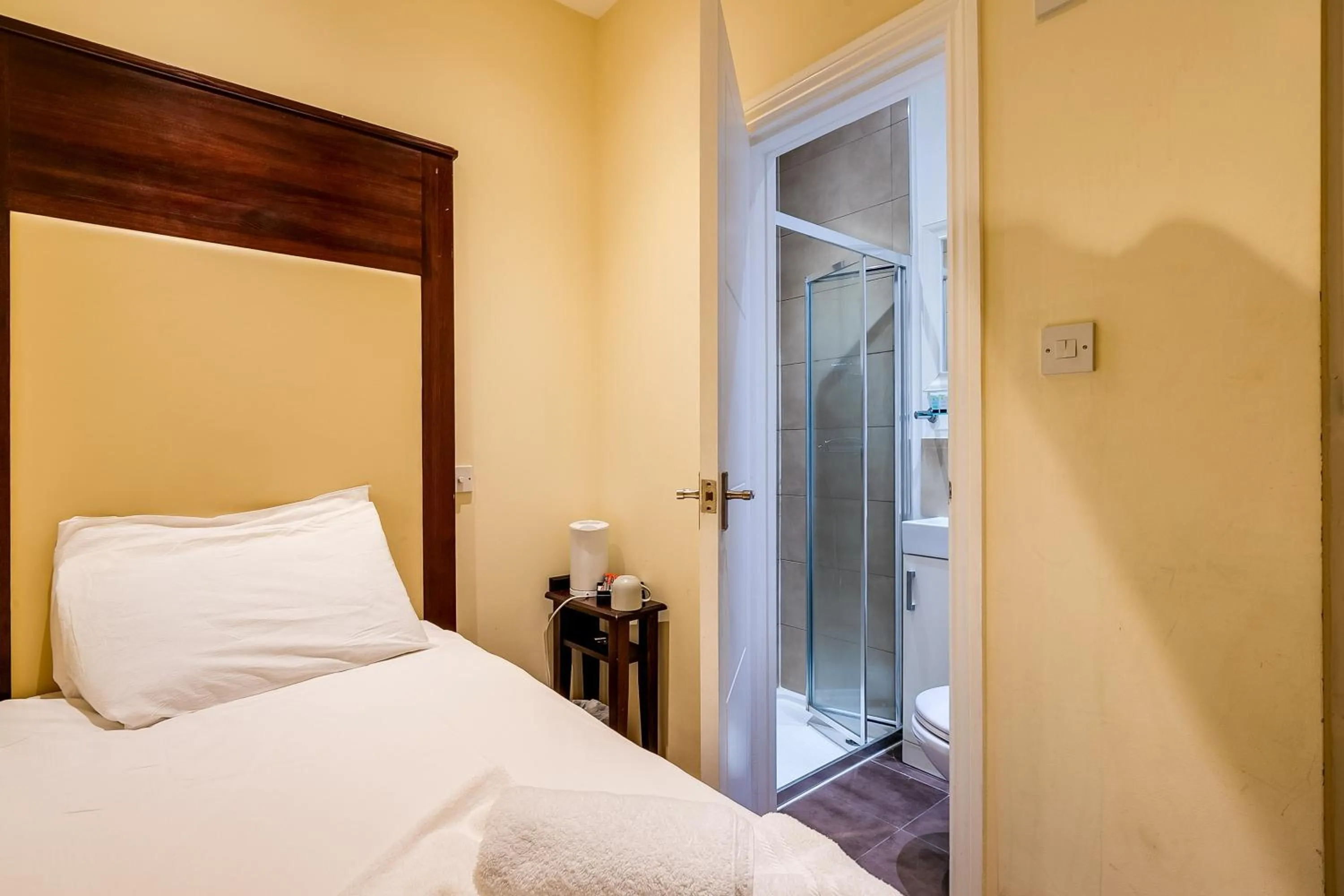 Photo of the whole room, Bed in Belmont Hotel