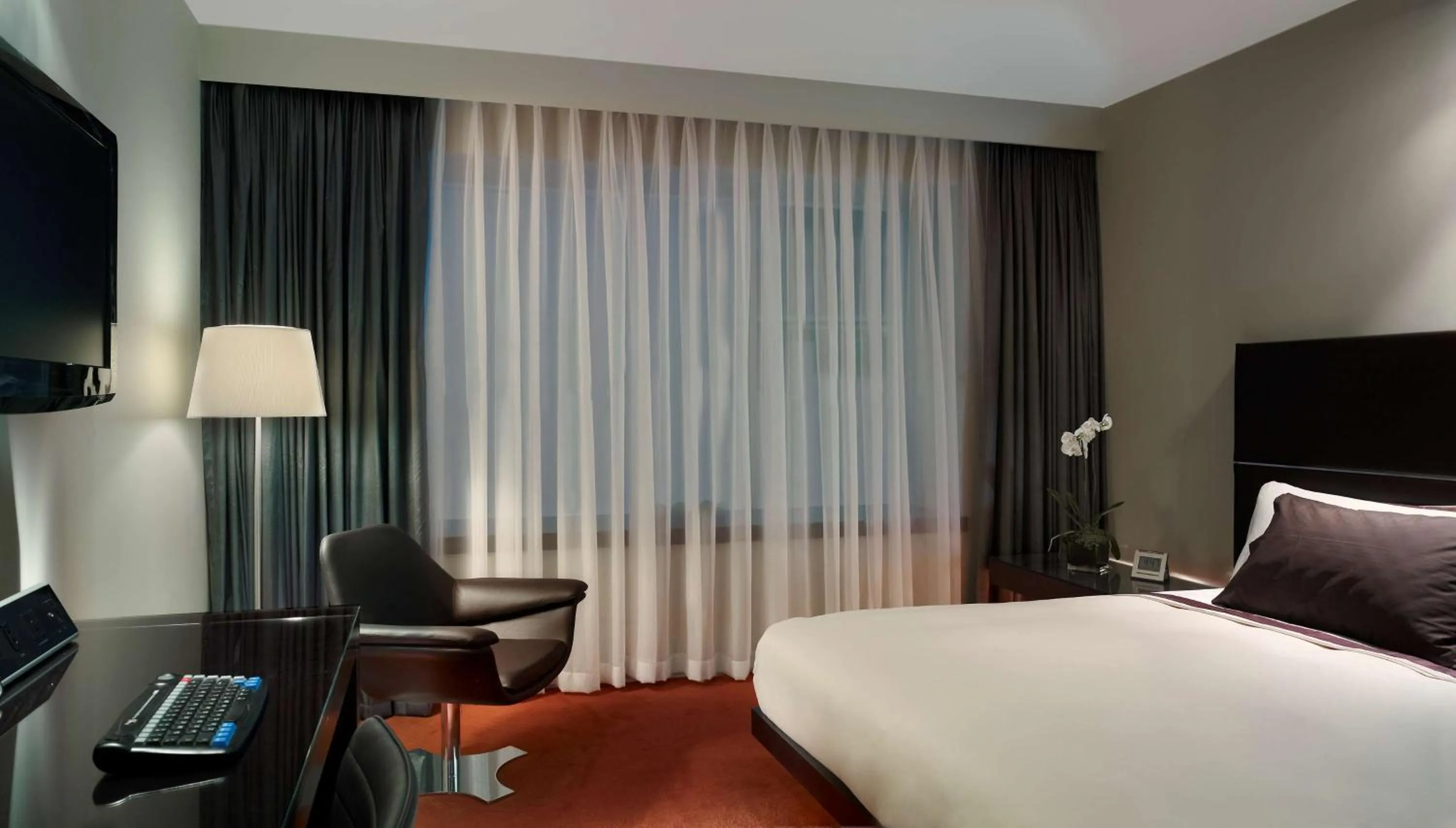 Bedroom, Bed in Park Plaza London Westminster Bridge