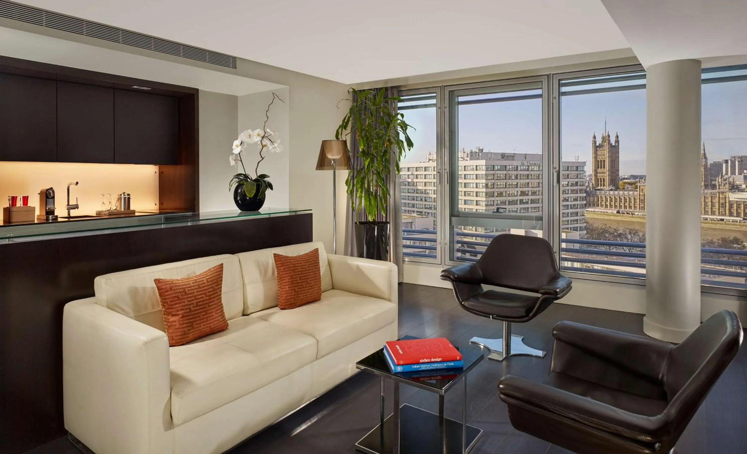 Photo of the whole room in Park Plaza London Westminster Bridge