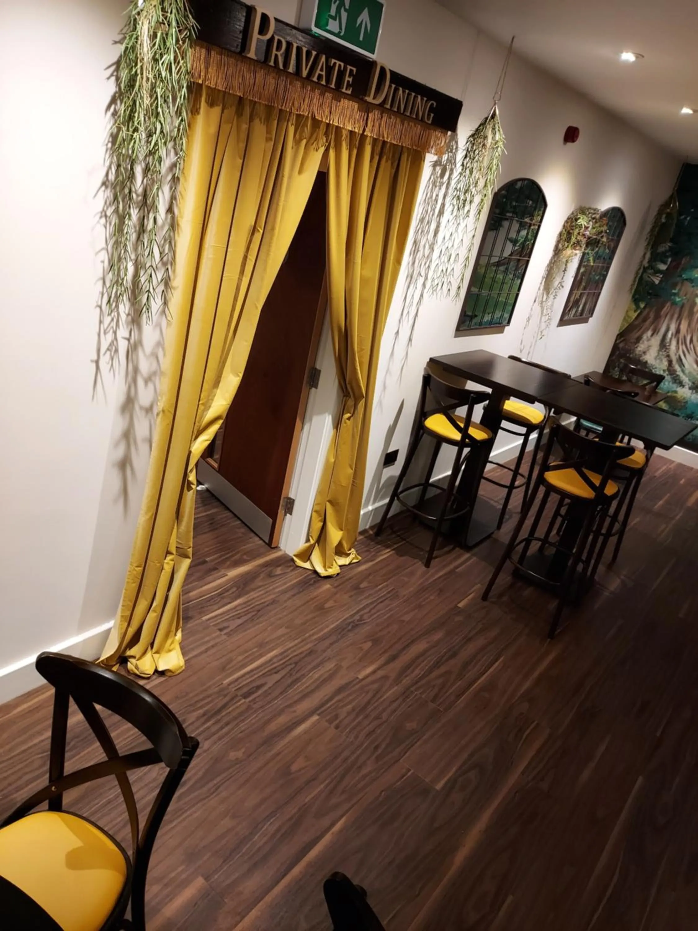 Restaurant/places to eat in Grains Bar Hotel