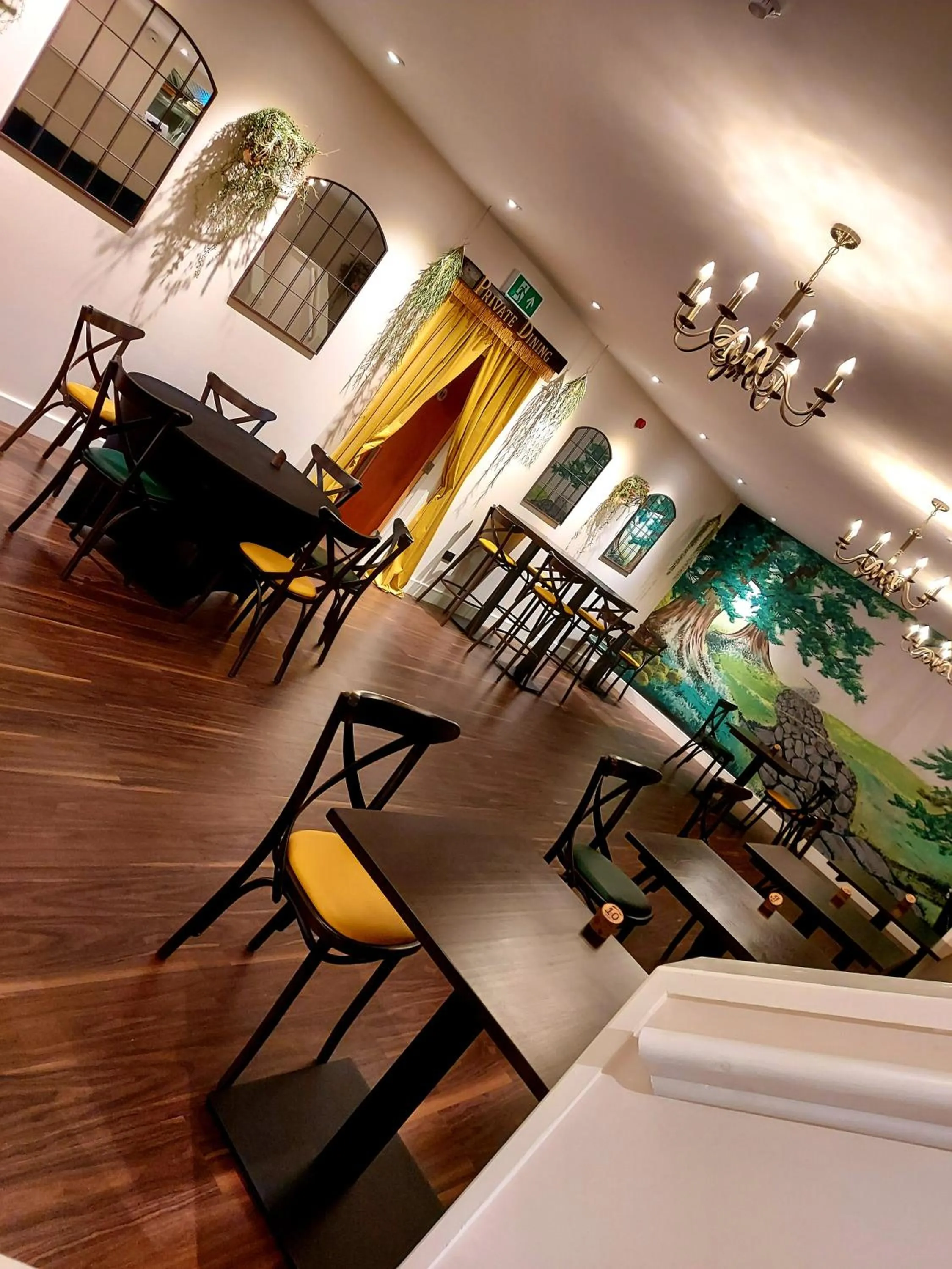 Restaurant/places to eat in Grains Bar Hotel