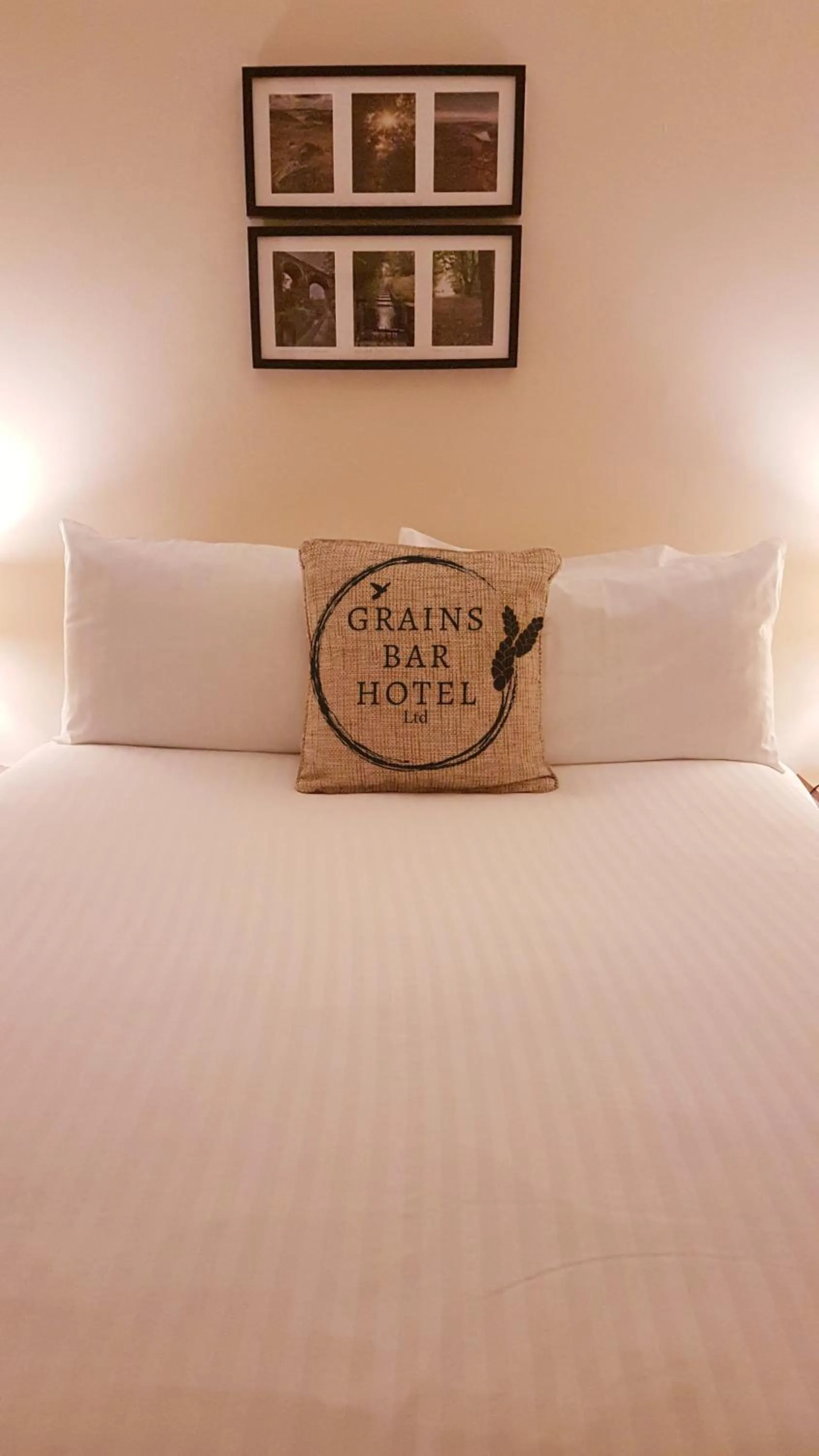 Bedroom, Bed in Grains Bar Hotel