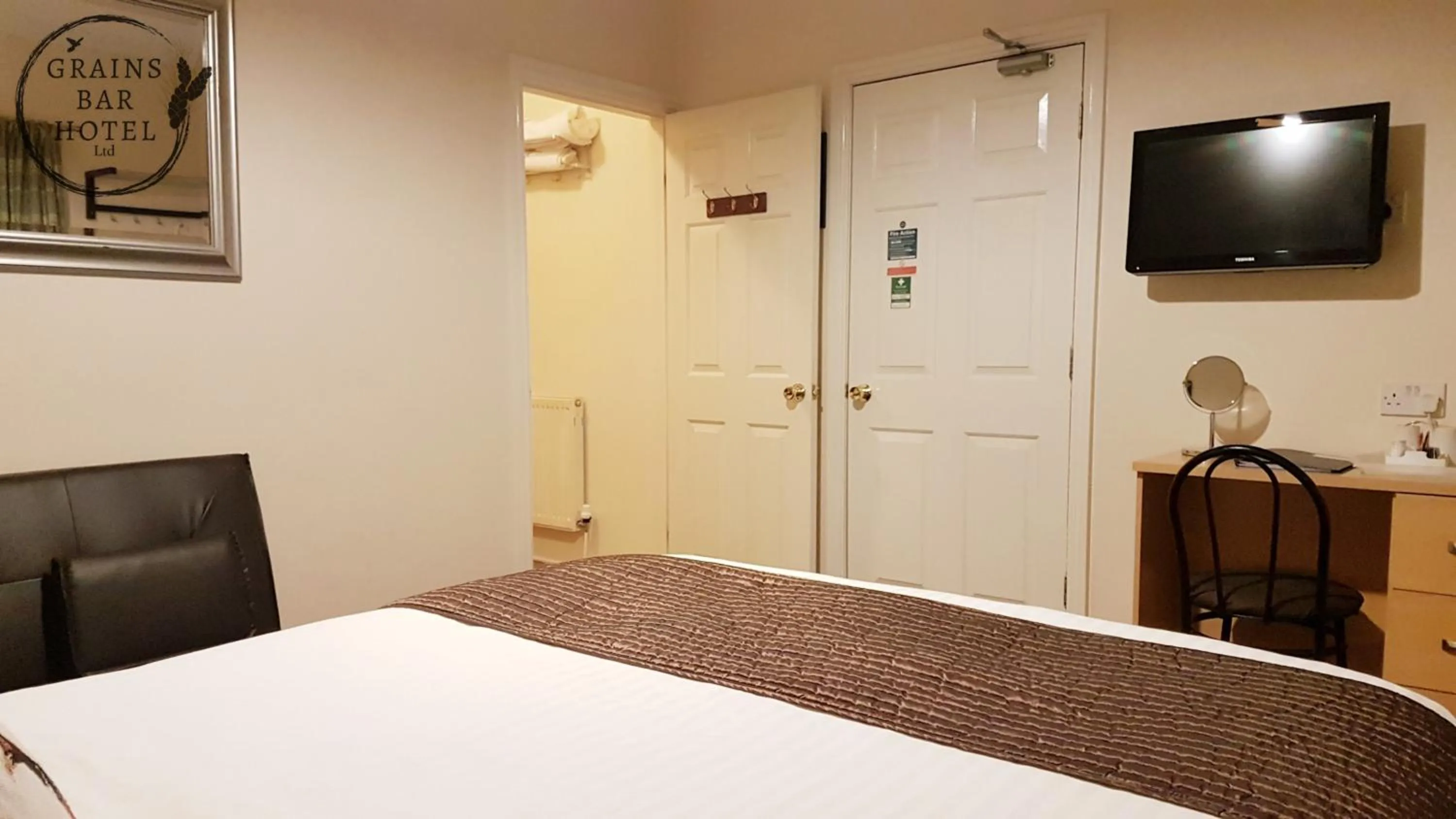 Bedroom, Bed in Grains Bar Hotel