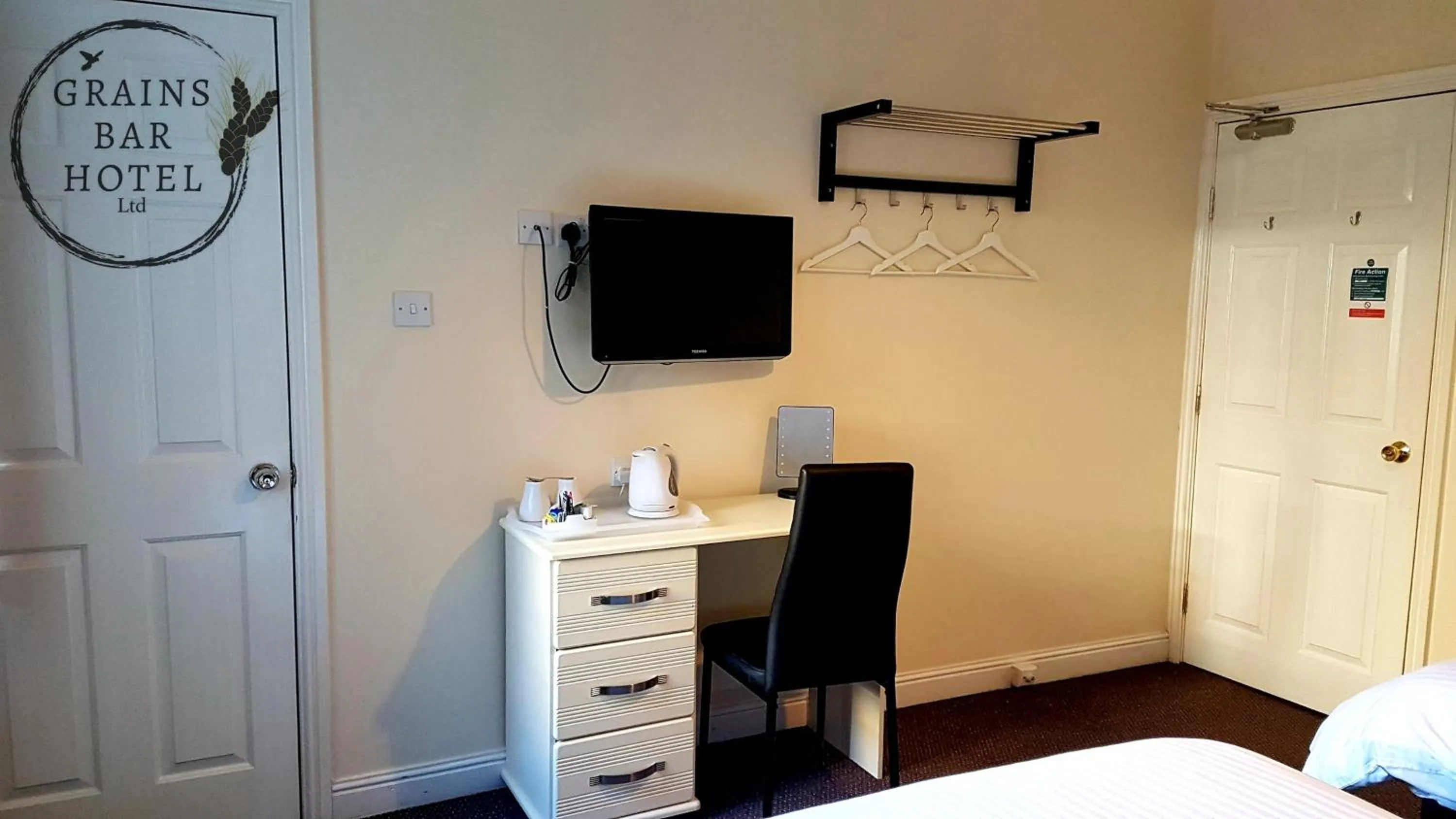 Bedroom, Bed in Grains Bar Hotel