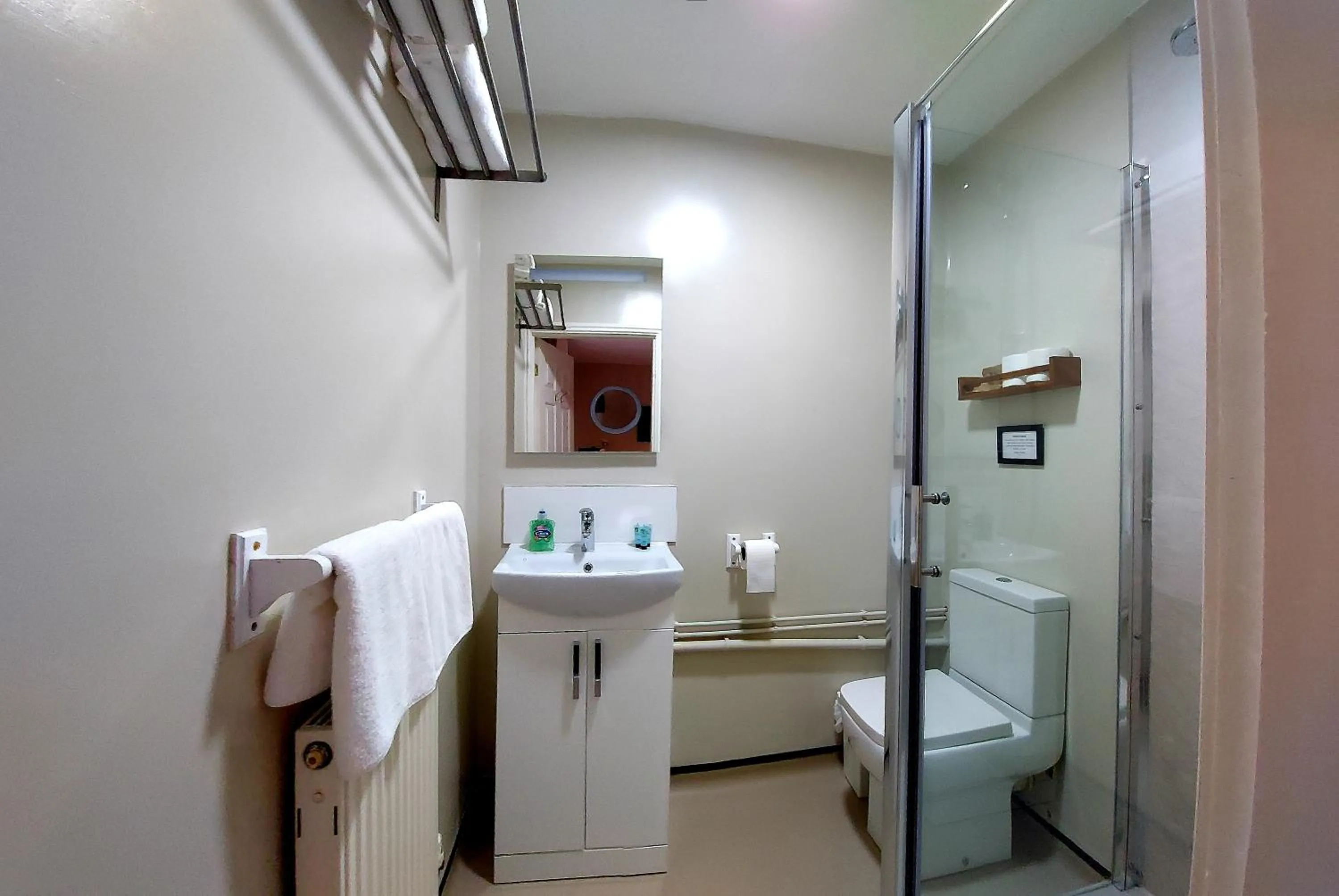 Shower in Grains Bar Hotel