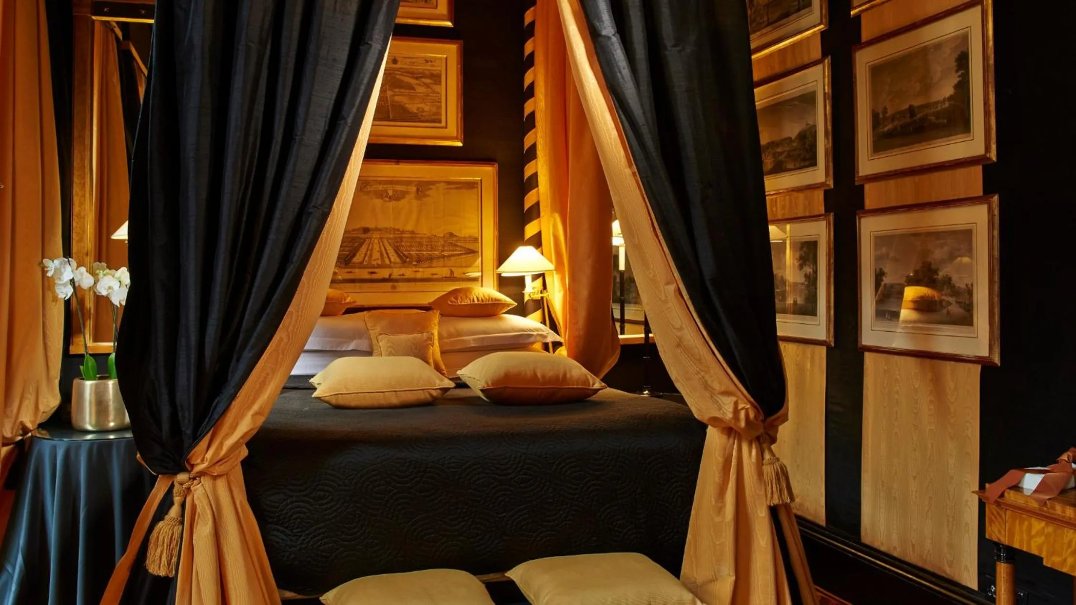 Bedroom in Blakes Hotel