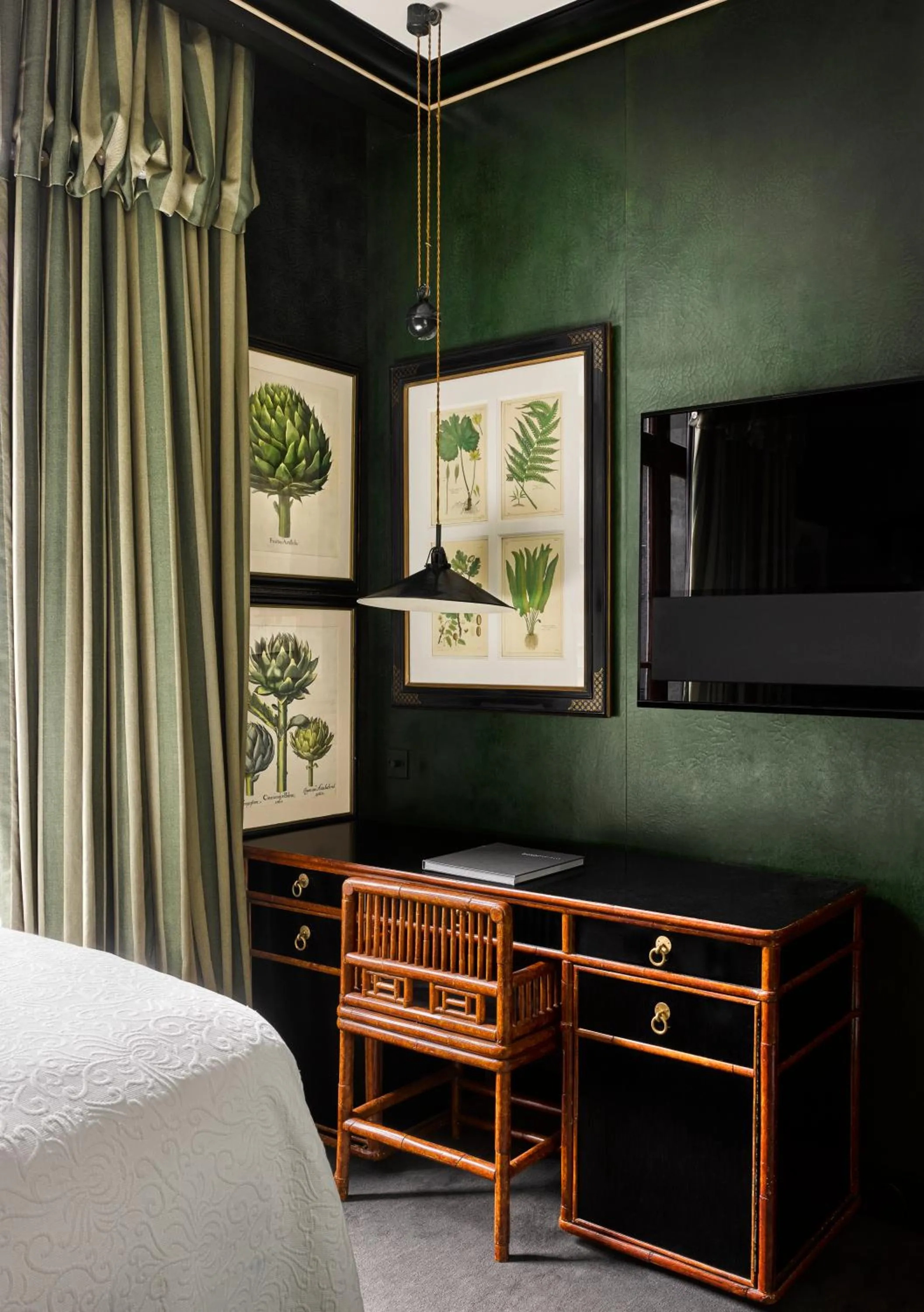 Bedroom, TV/Entertainment Center in Blakes Hotel