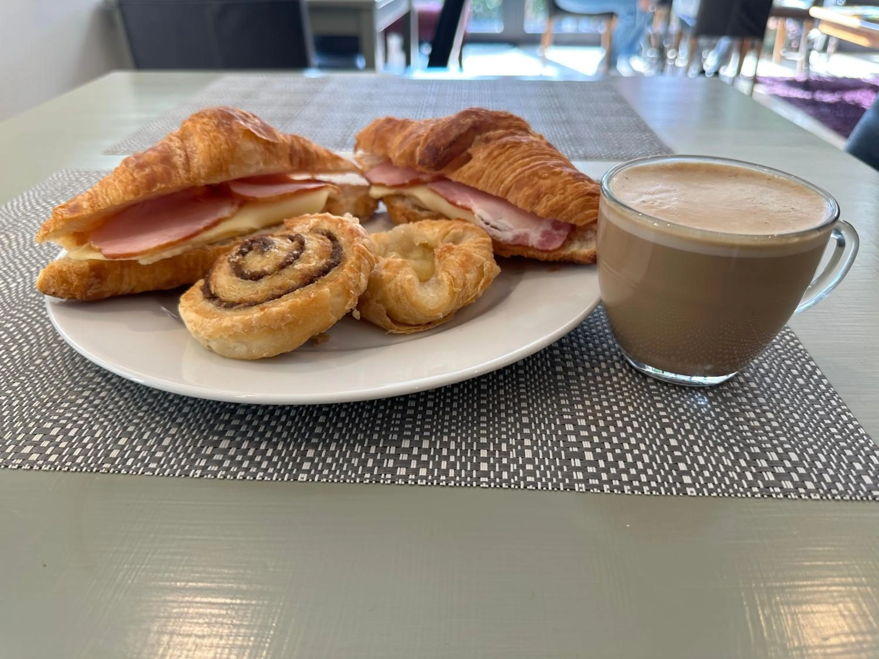 Breakfast in Number One Hundred Bed And Breakfast