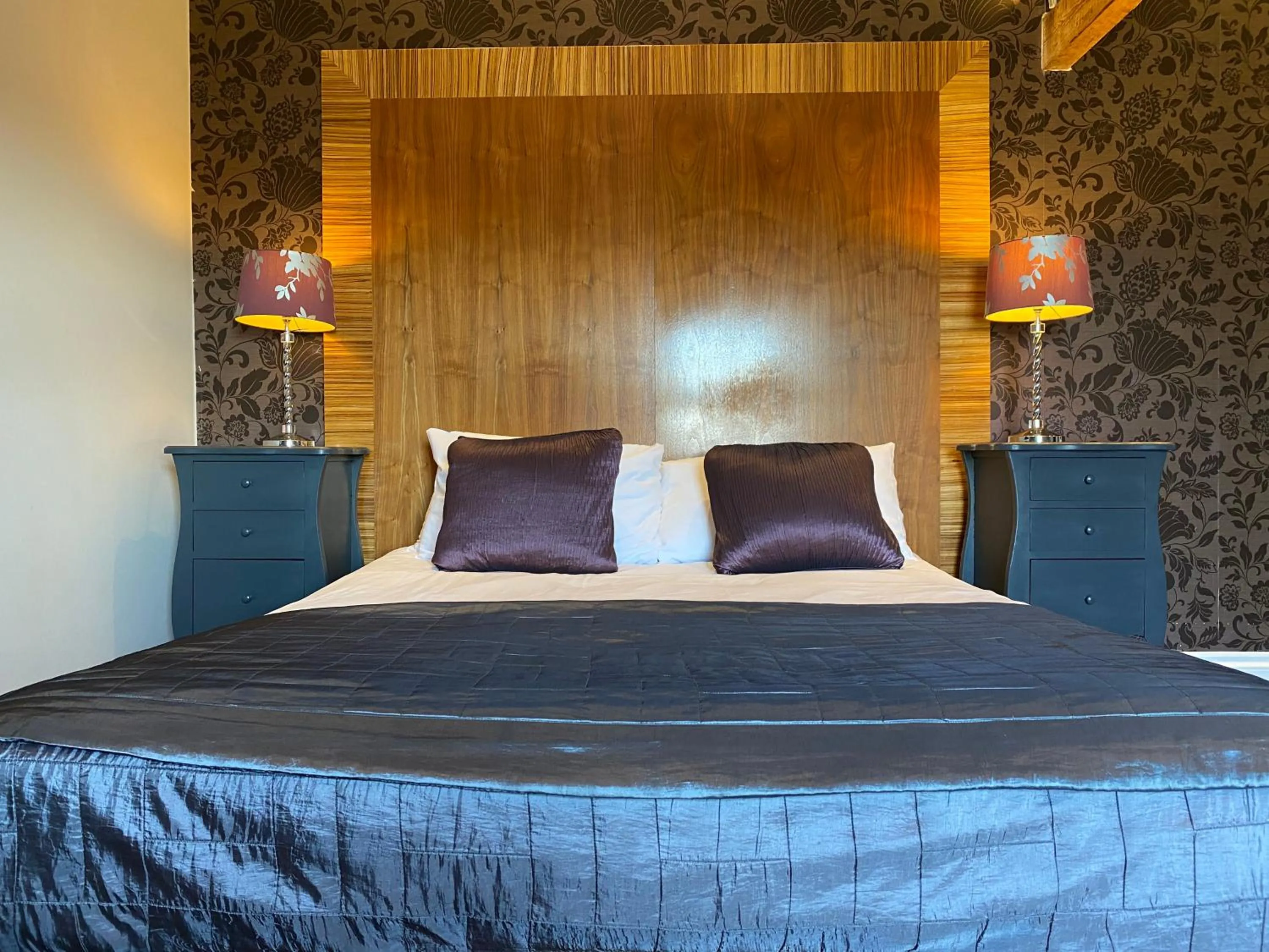 Photo of the whole room, Bed in Number One Hundred Bed And Breakfast