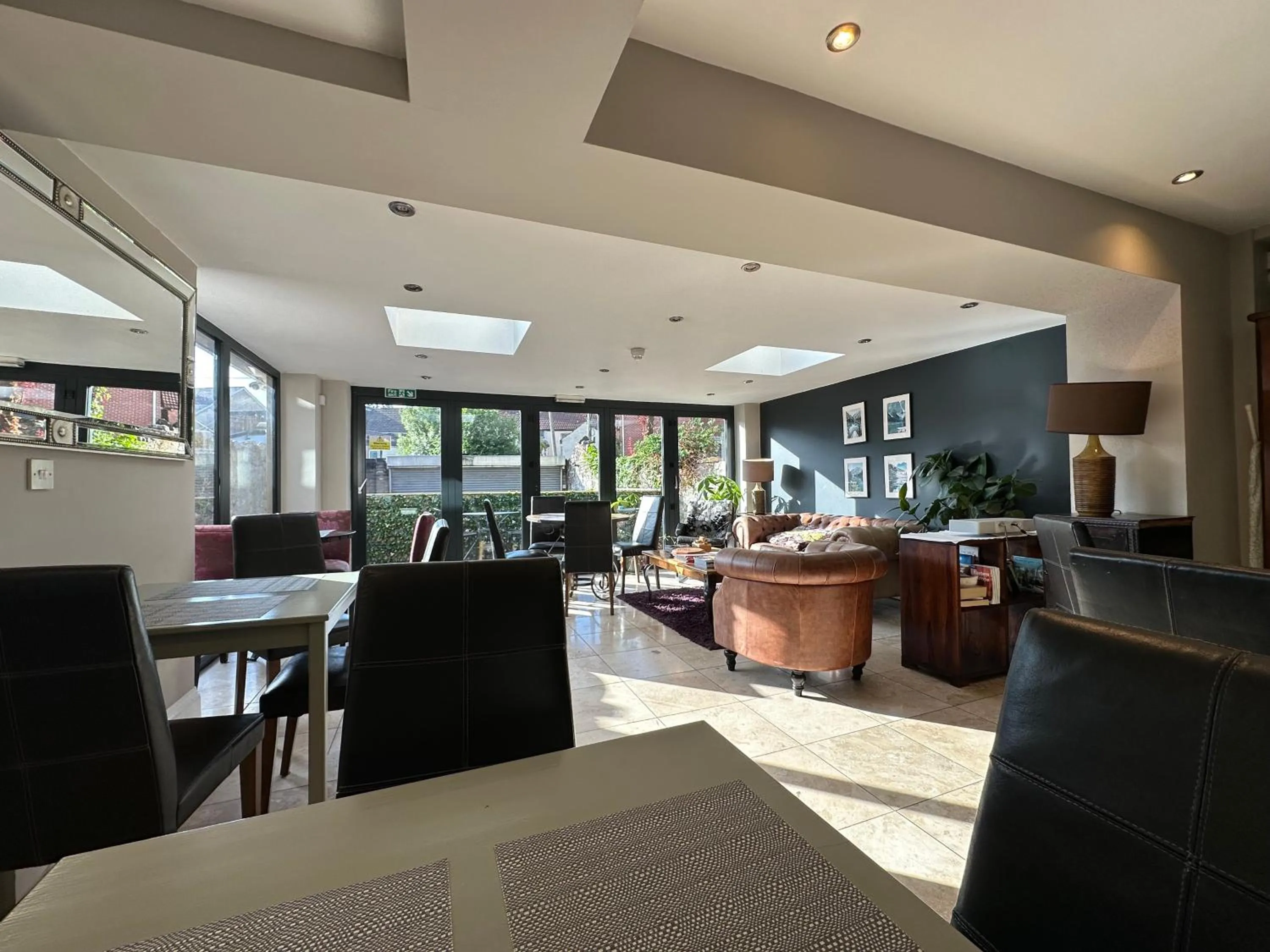 Living room in Number One Hundred Bed And Breakfast