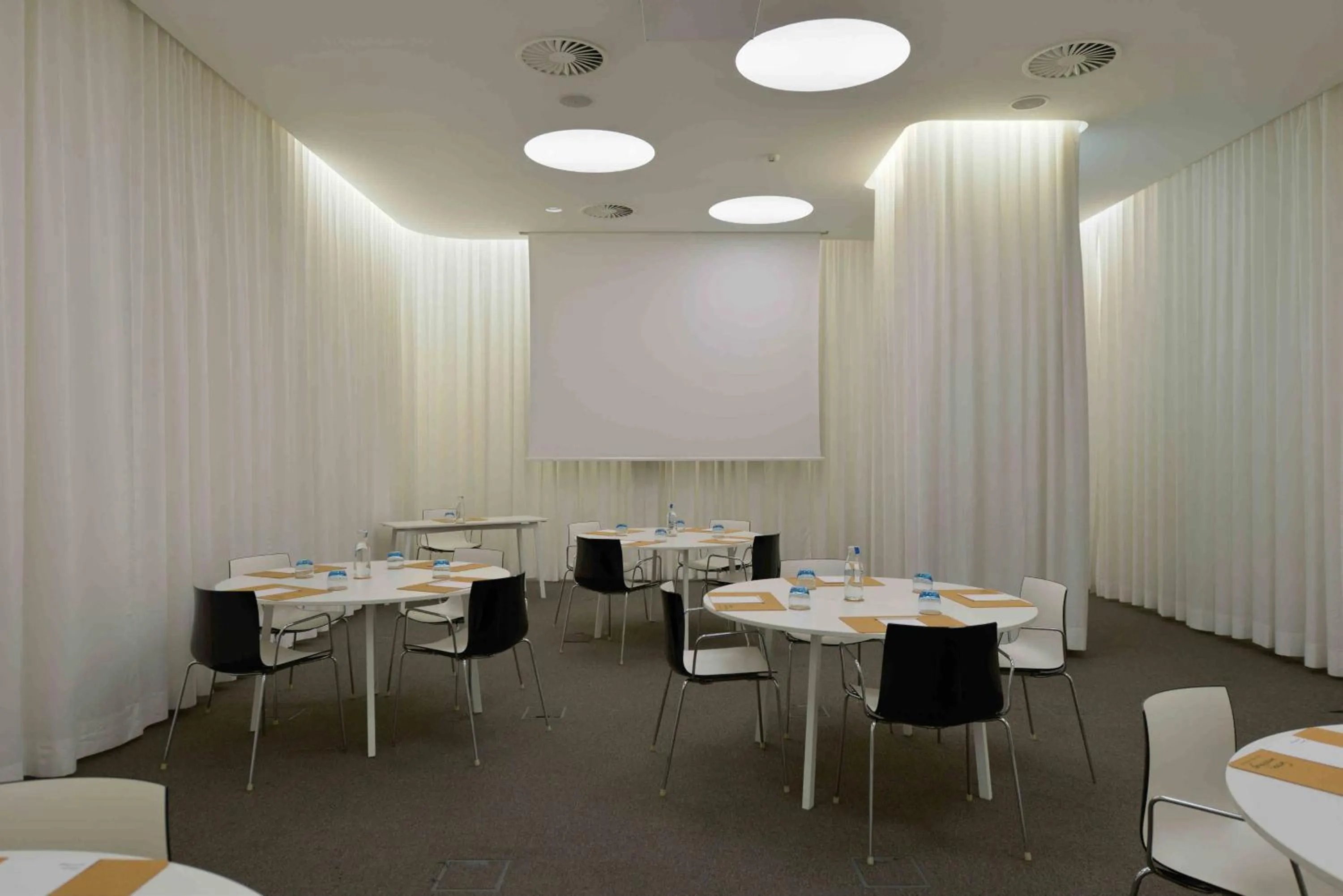 Meeting/conference room in Inspira Liberdade Boutique Hotel