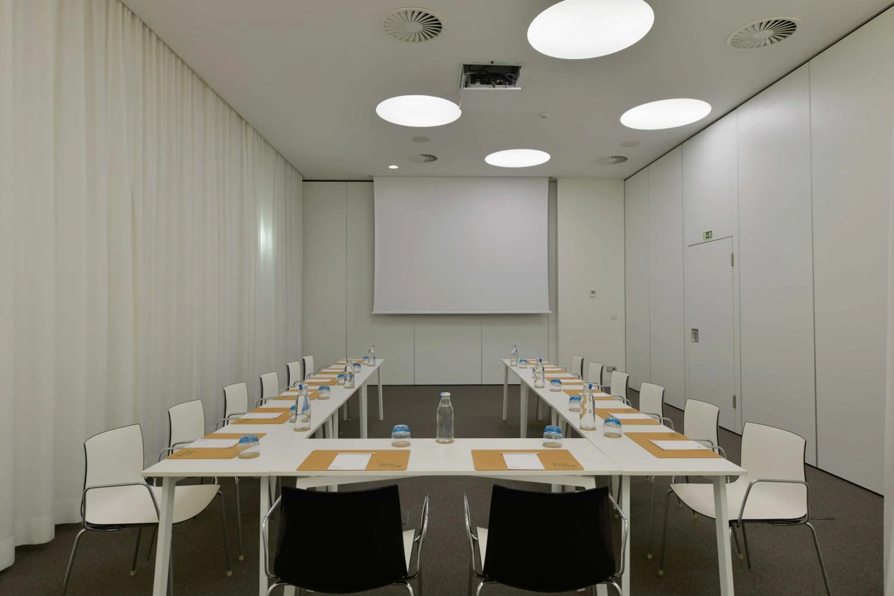 Meeting/conference room in Inspira Liberdade Boutique Hotel