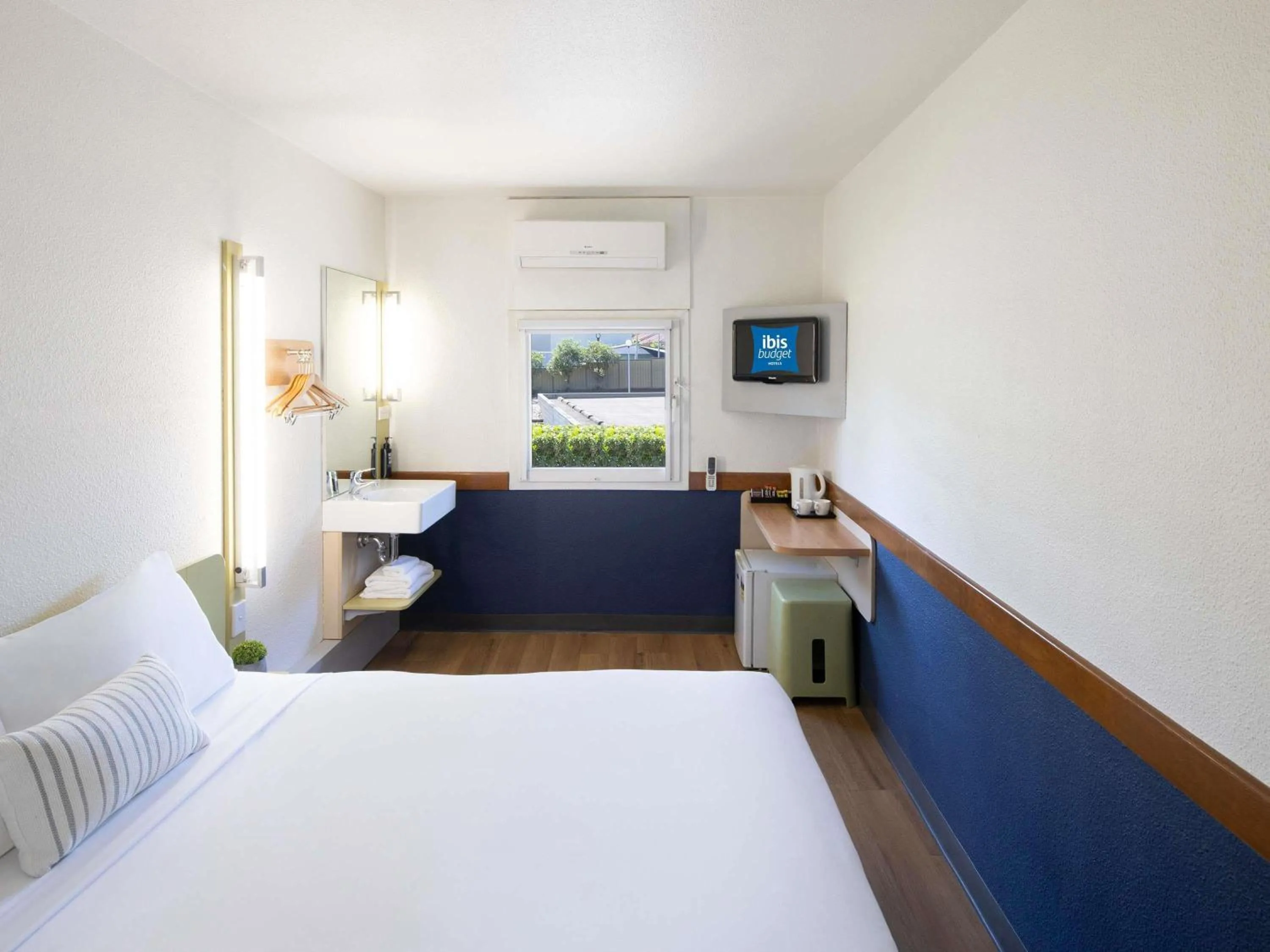 Bedroom, Bed in ibis Budget Wentworthville