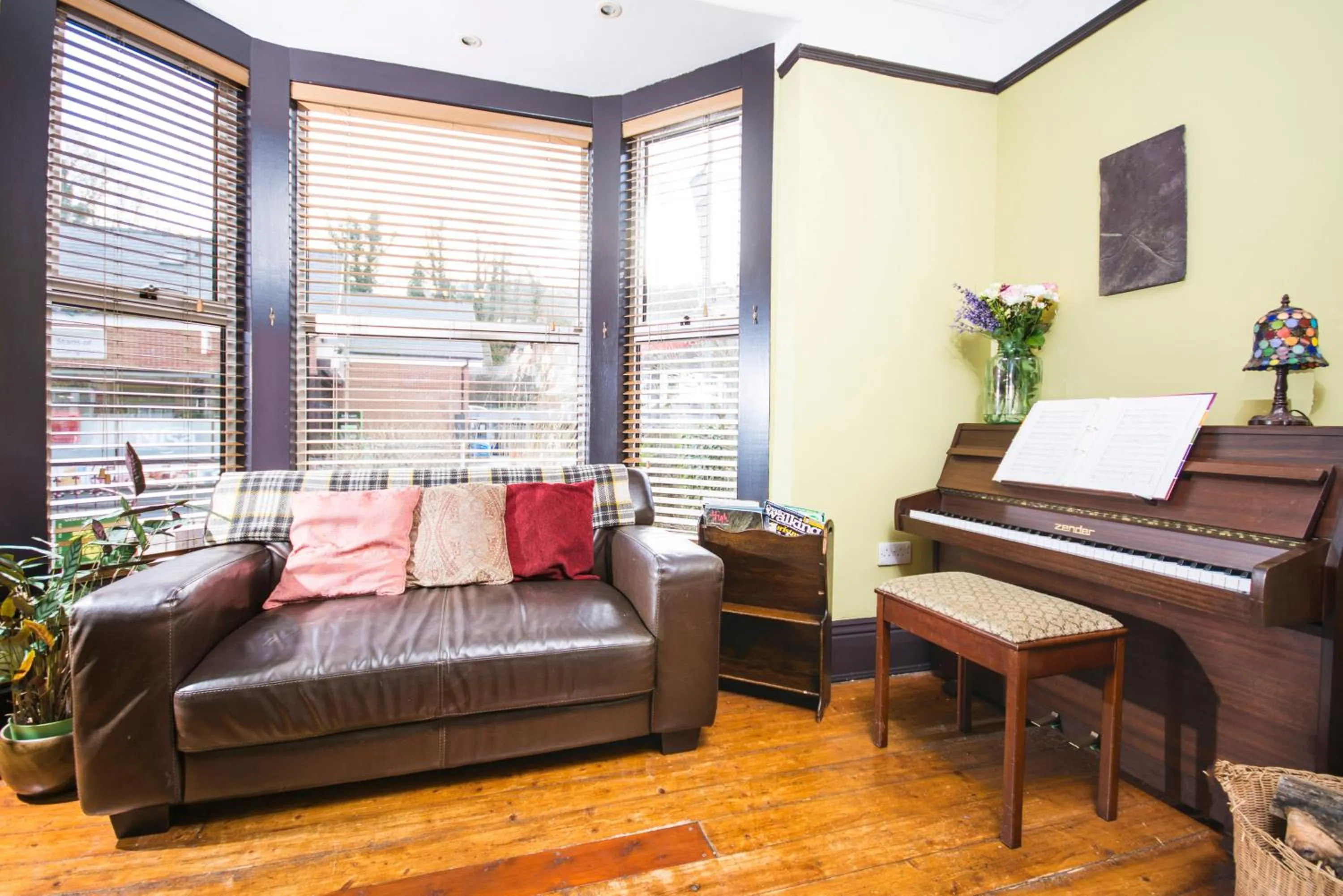 Living room in Llangollen Hostel Self-catering - Only Private Guest Bedrooms