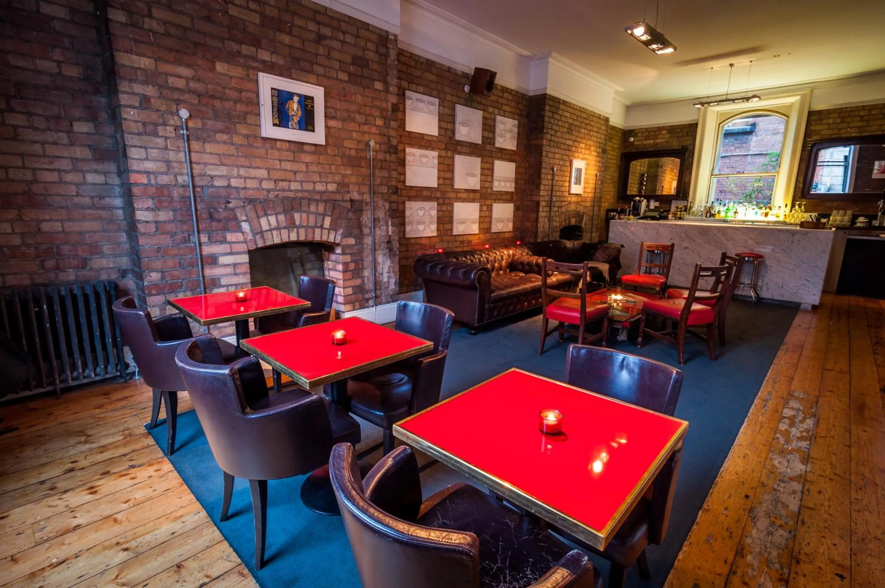 Communal lounge/ TV room in Kellys Hotel