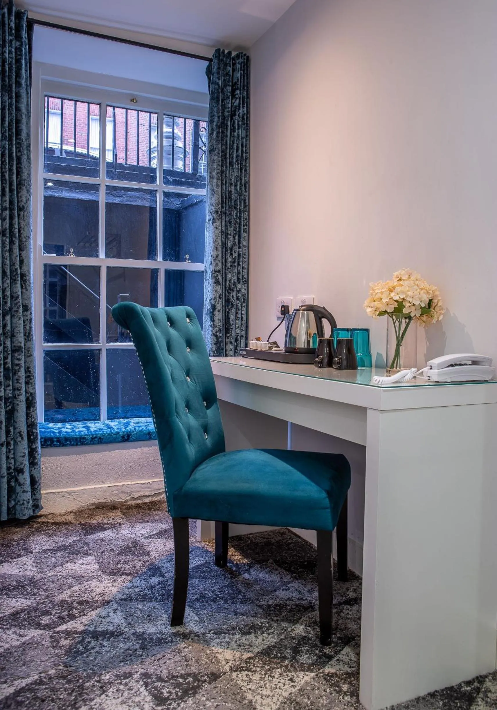 Coffee/tea facilities in Clifden House by Nina