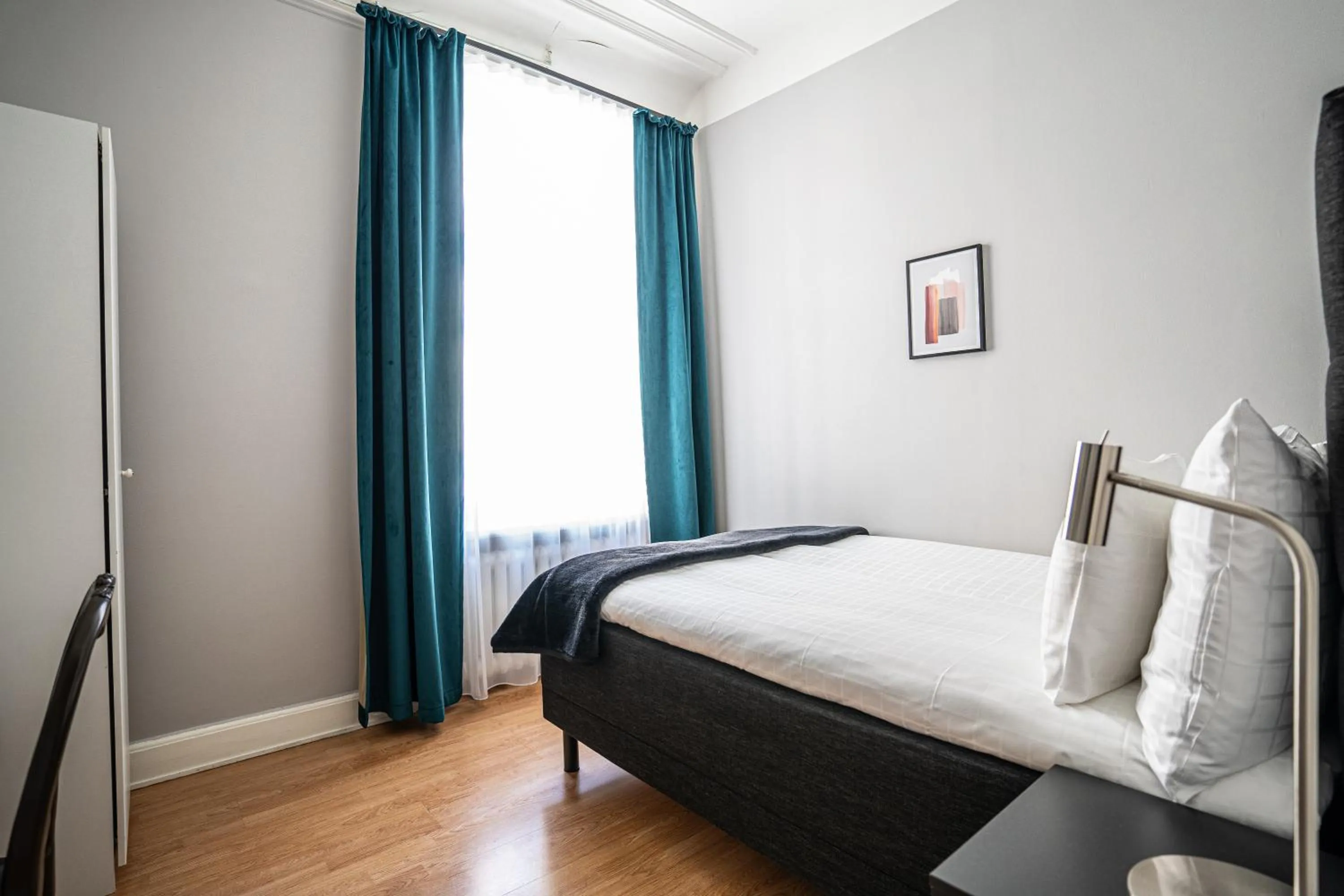 Bed in Queen's Hotel by First Hotels