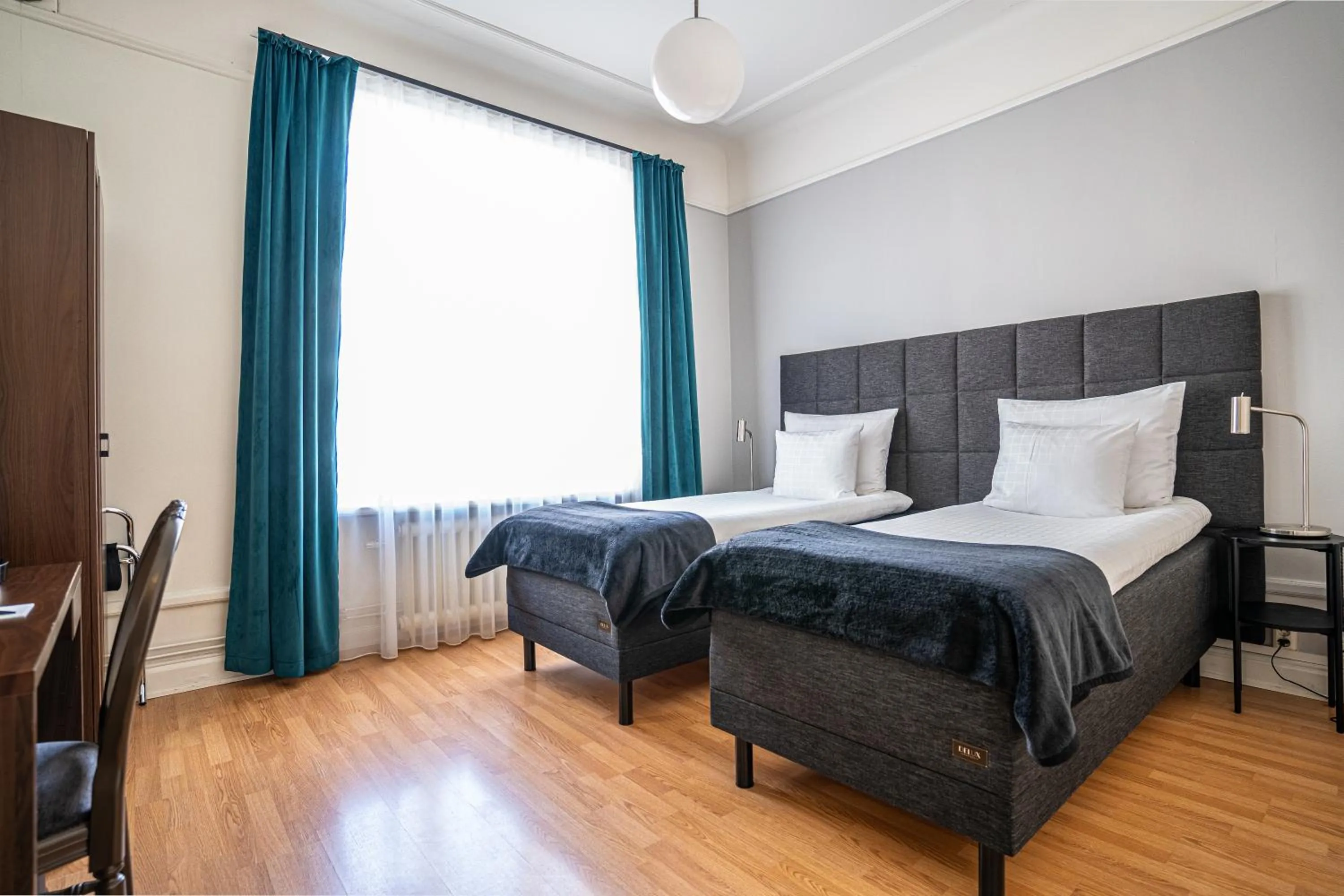 Bed in Queen's Hotel by First Hotels